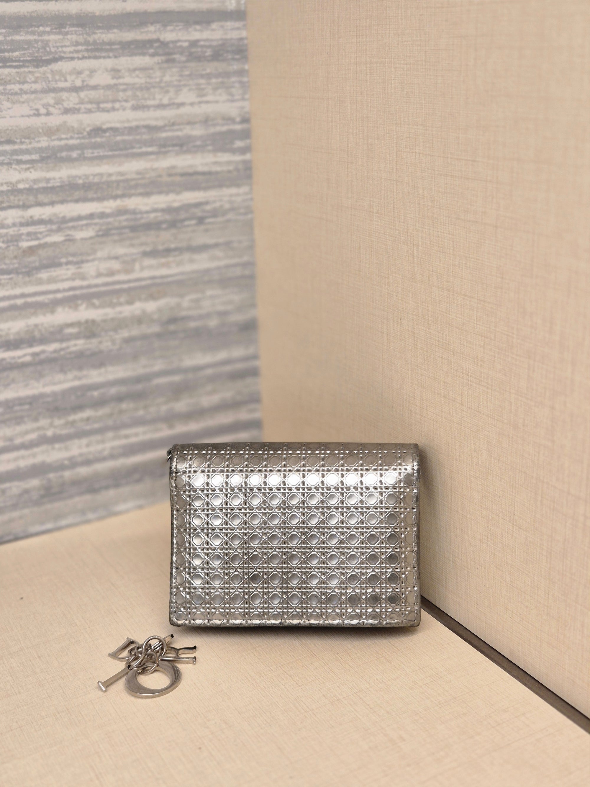 Diorama Card holder