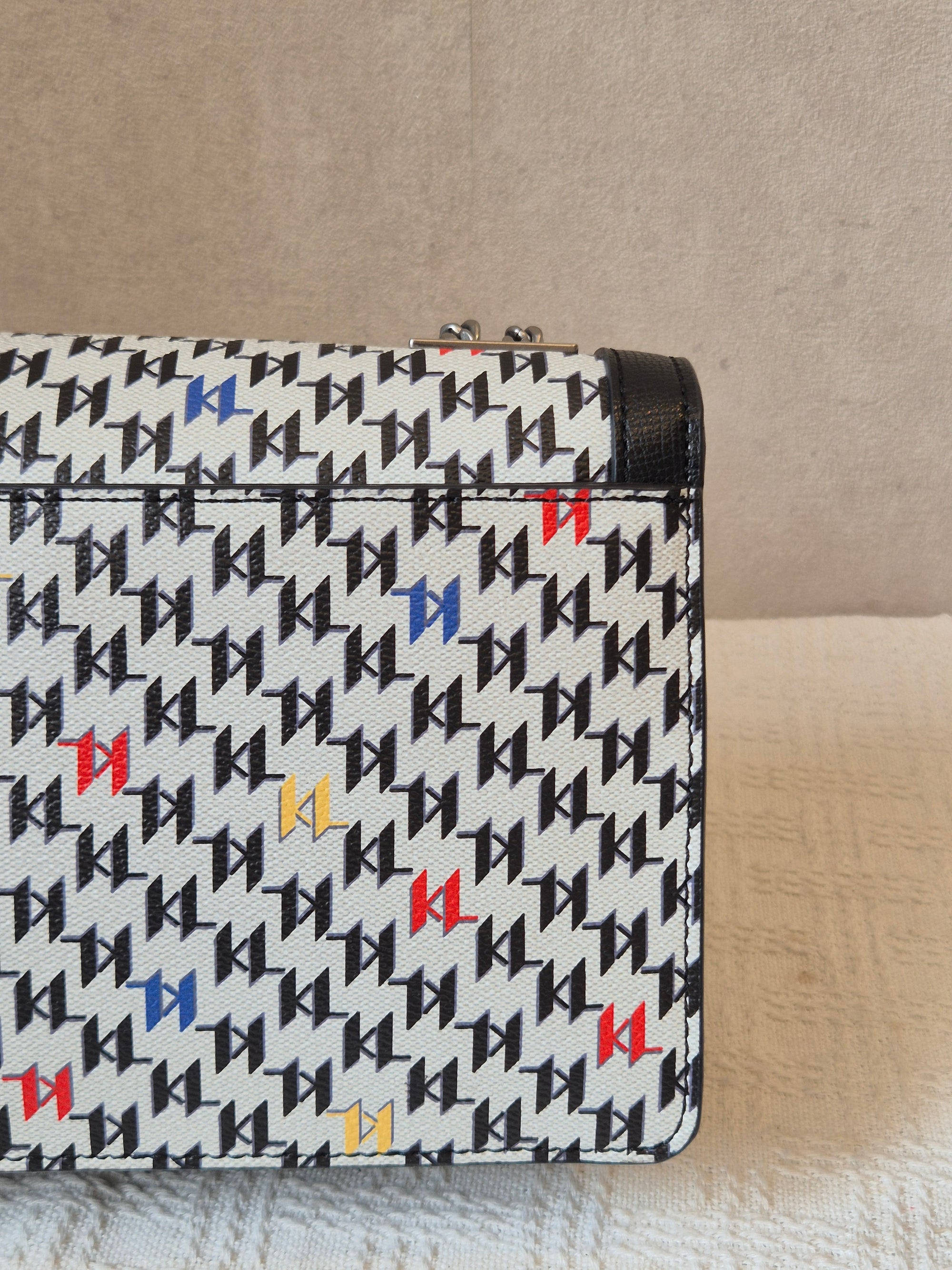 Karl Corine Flap Motif