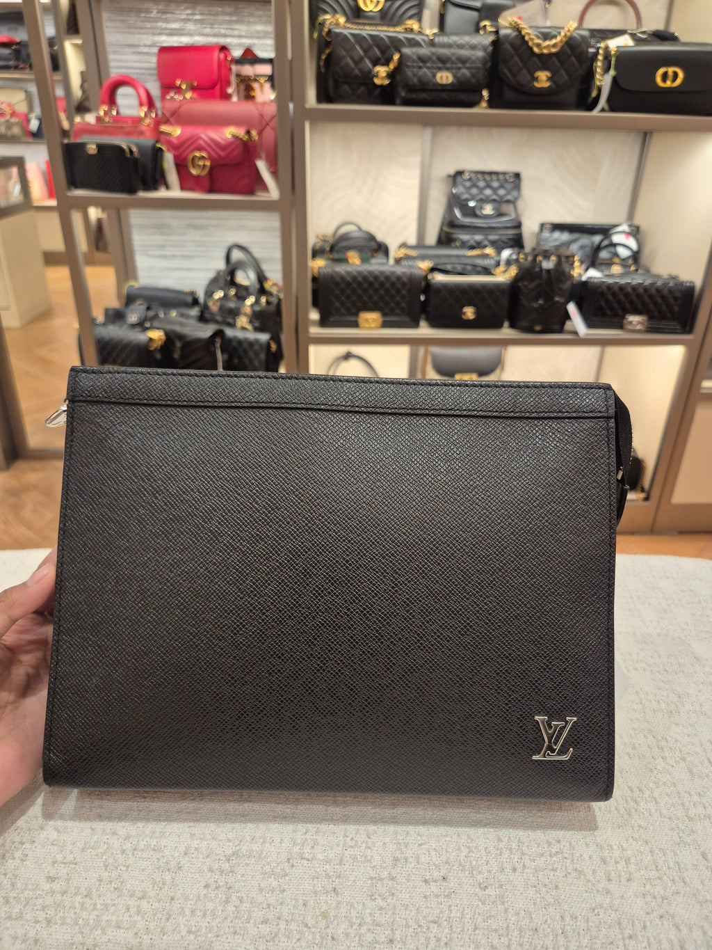 Louis Vuitton Voyage MM Pochette Taiga Noir