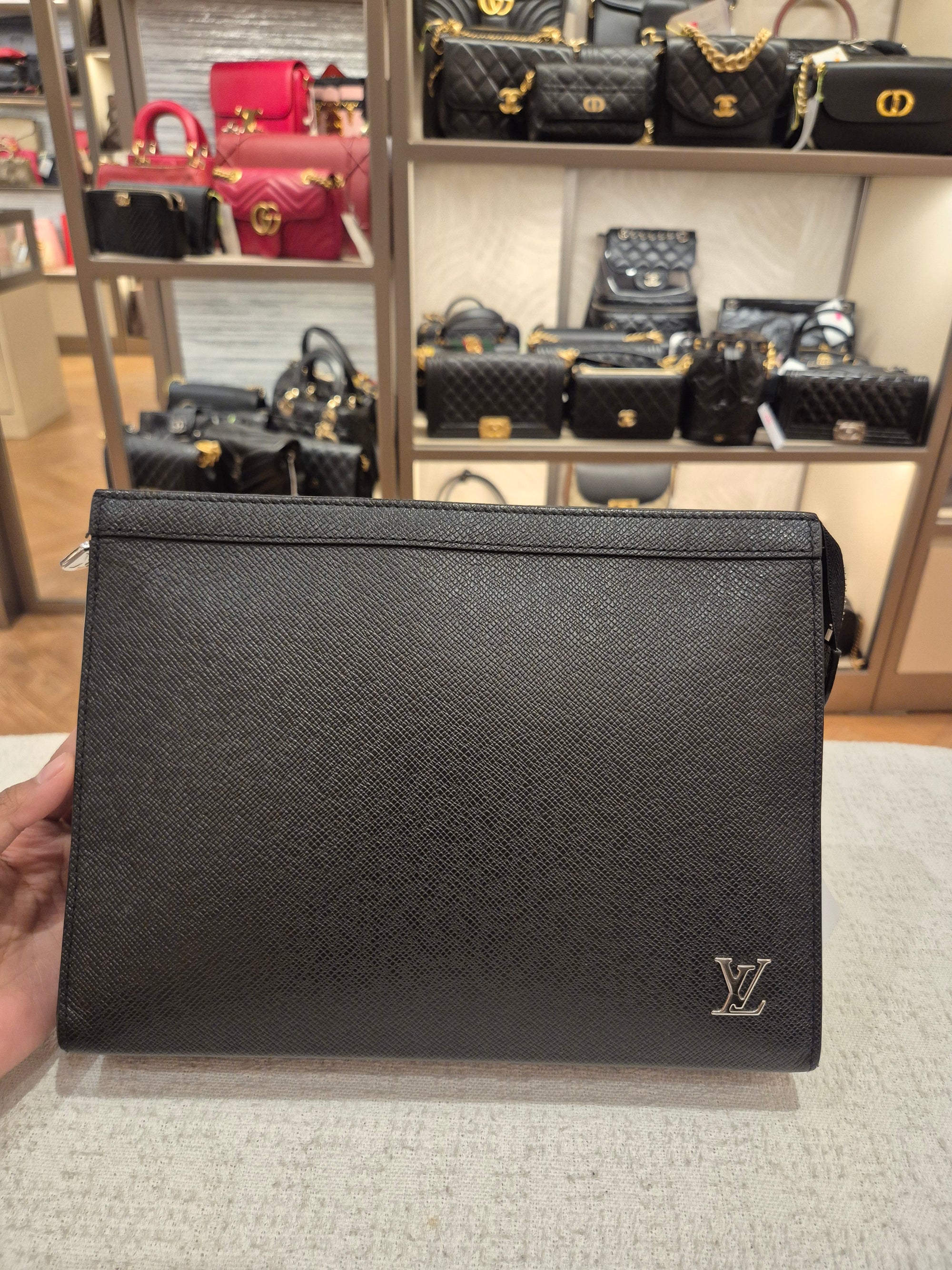 Louis Vuitton Voyage MM Pochette Taiga Noir