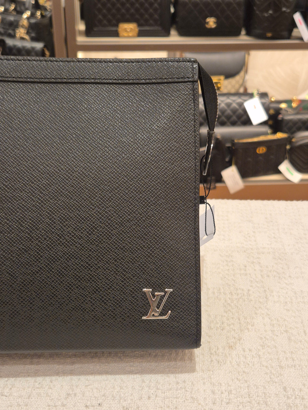 Louis Vuitton Voyage MM Pochette Taiga Noir