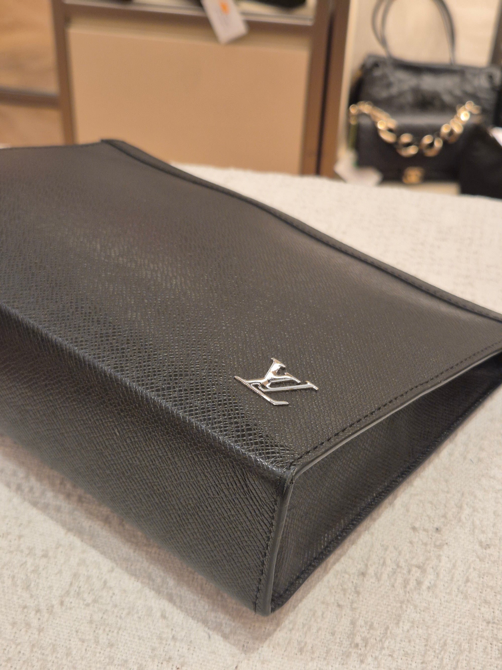 Louis Vuitton Voyage MM Pochette Taiga Noir