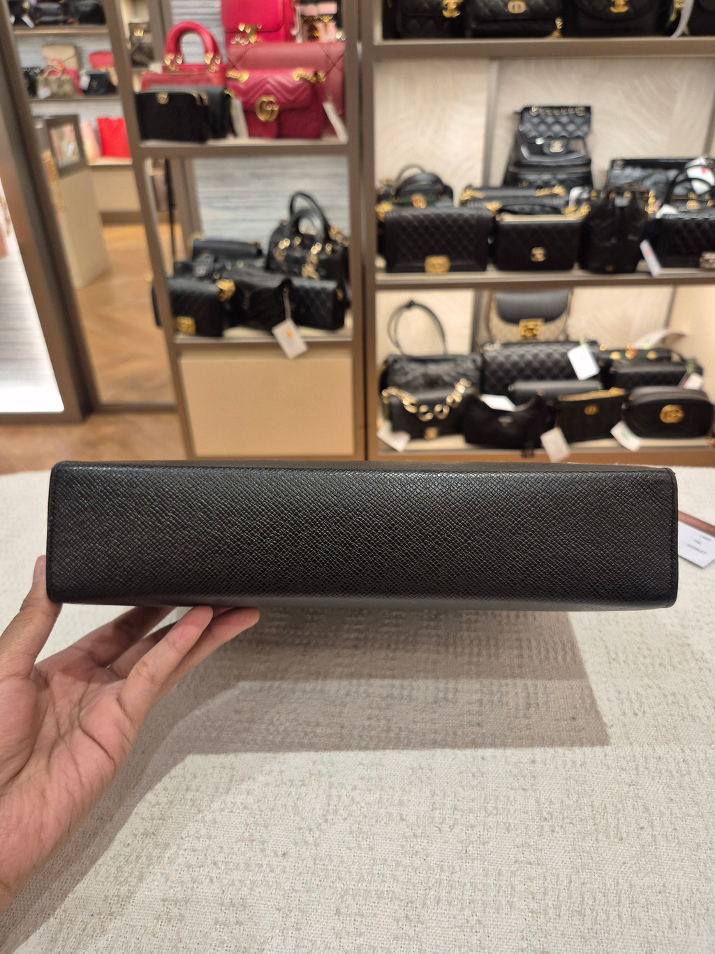 Louis Vuitton Voyage MM Pochette Taiga Noir