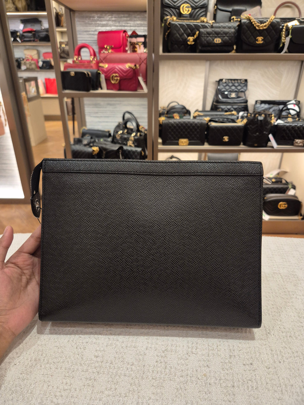 Louis Vuitton Voyage MM Pochette Taiga Noir