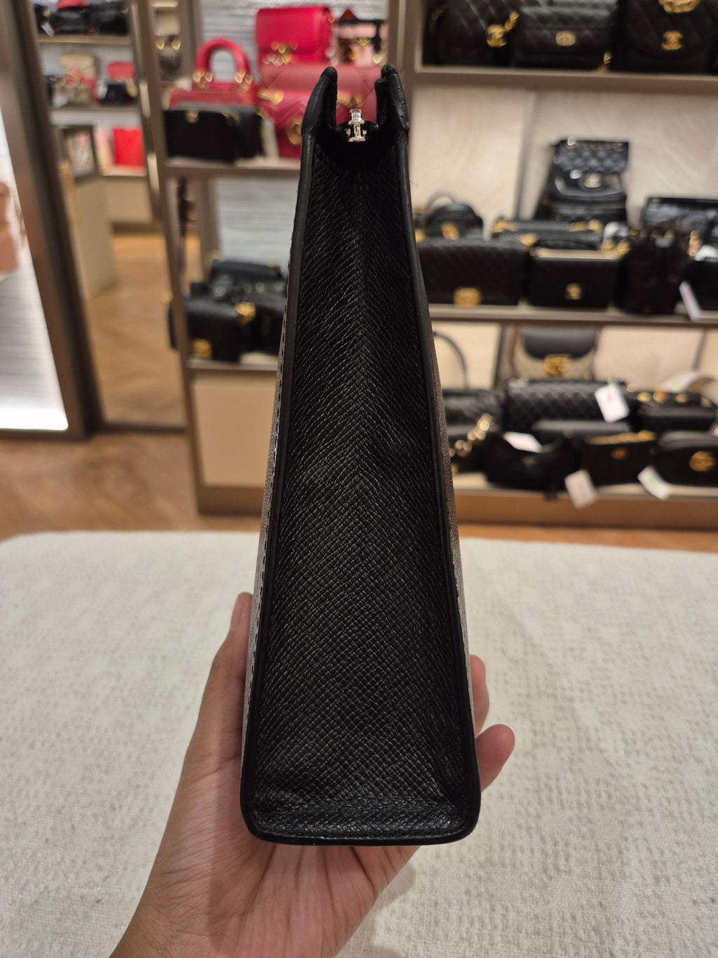 Louis Vuitton Voyage MM Pochette Taiga Noir