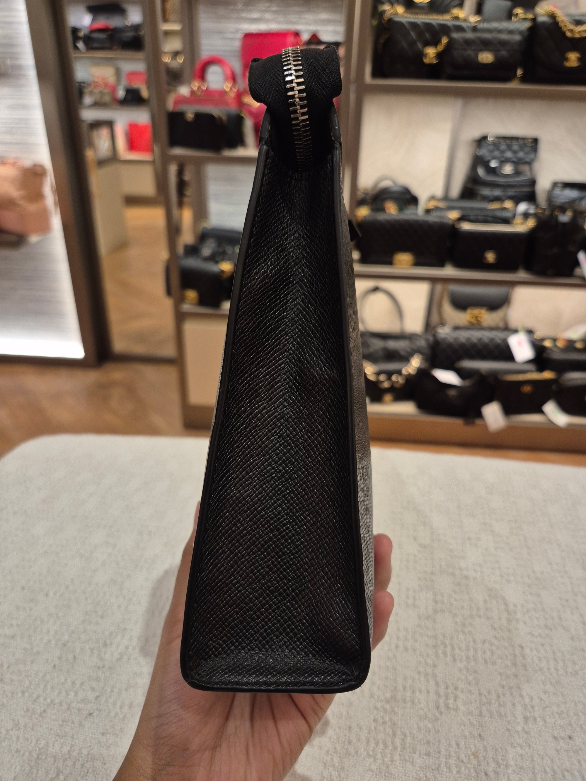 Louis Vuitton Voyage MM Pochette Taiga Noir