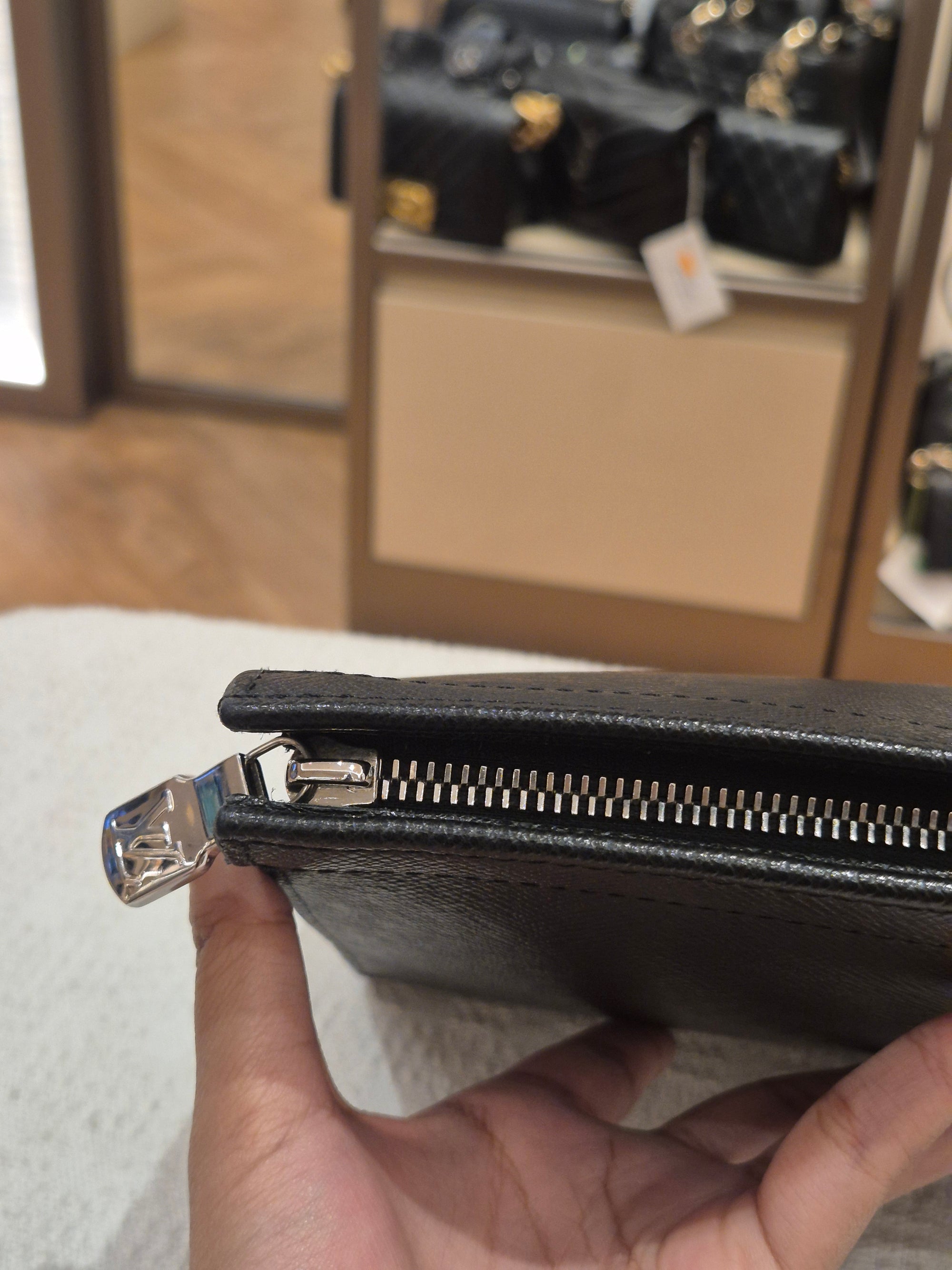 Louis Vuitton Voyage MM Pochette Taiga Noir