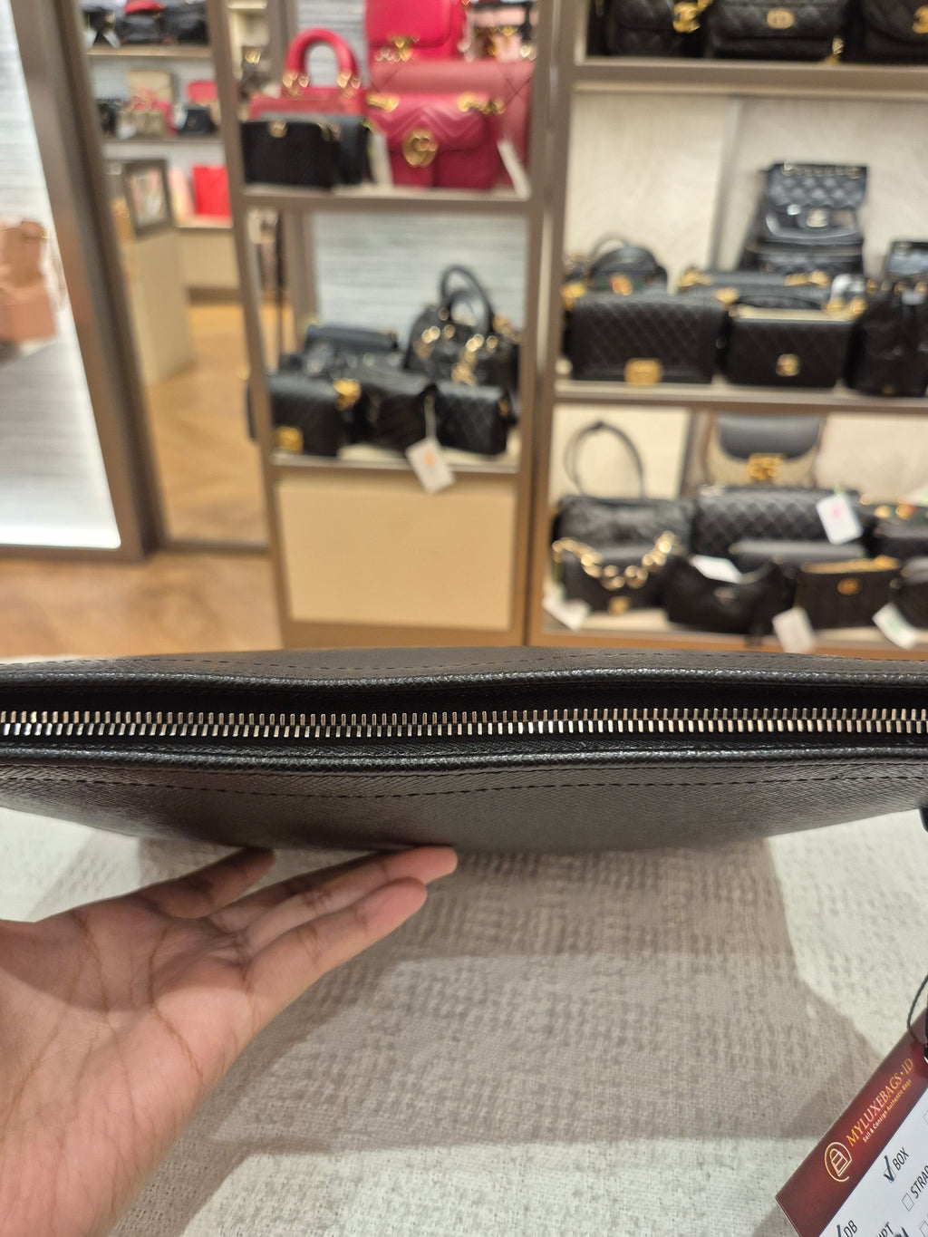 Louis Vuitton Voyage MM Pochette Taiga Noir