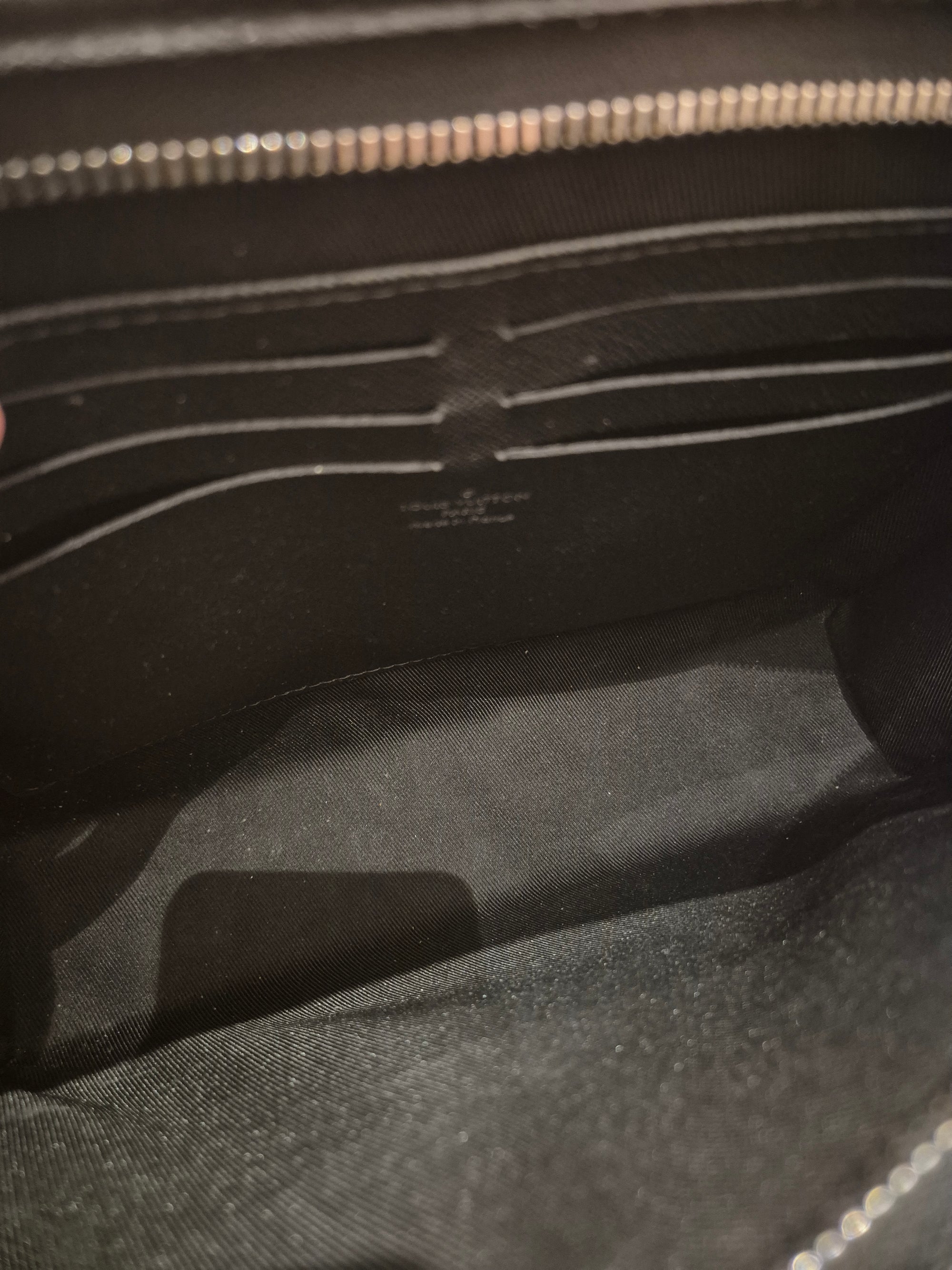 Louis Vuitton Voyage MM Pochette Taiga Noir