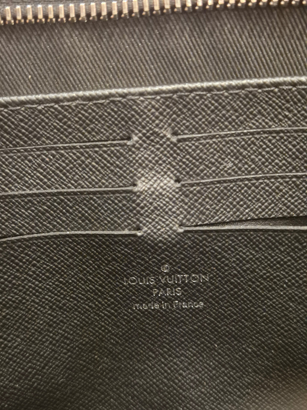 Louis Vuitton Voyage MM Pochette Taiga Noir