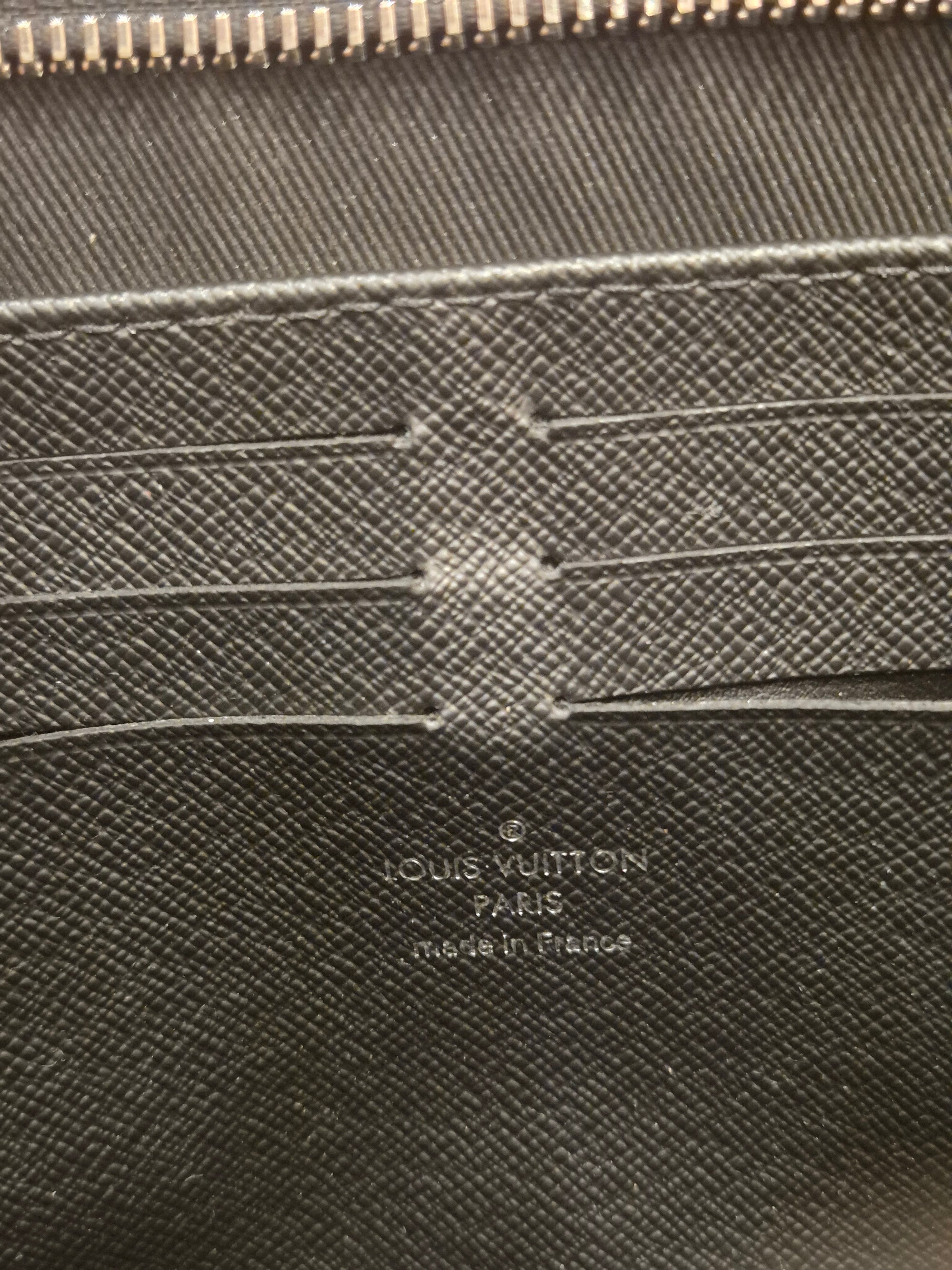 Louis Vuitton Voyage MM Pochette Taiga Noir