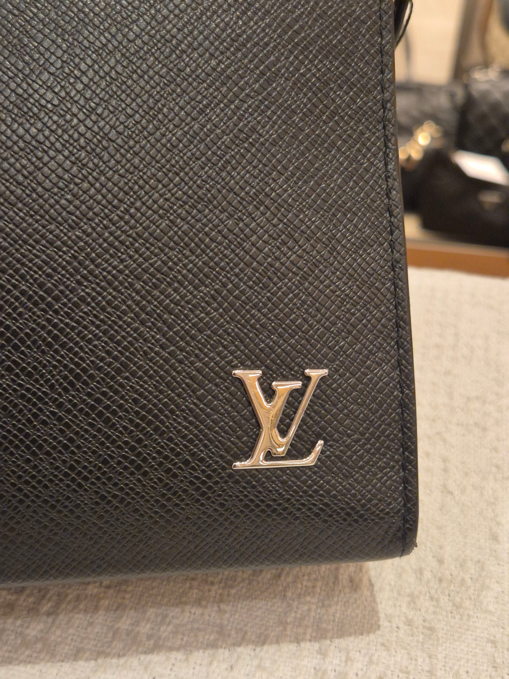 Louis Vuitton Voyage MM Pochette Taiga Noir