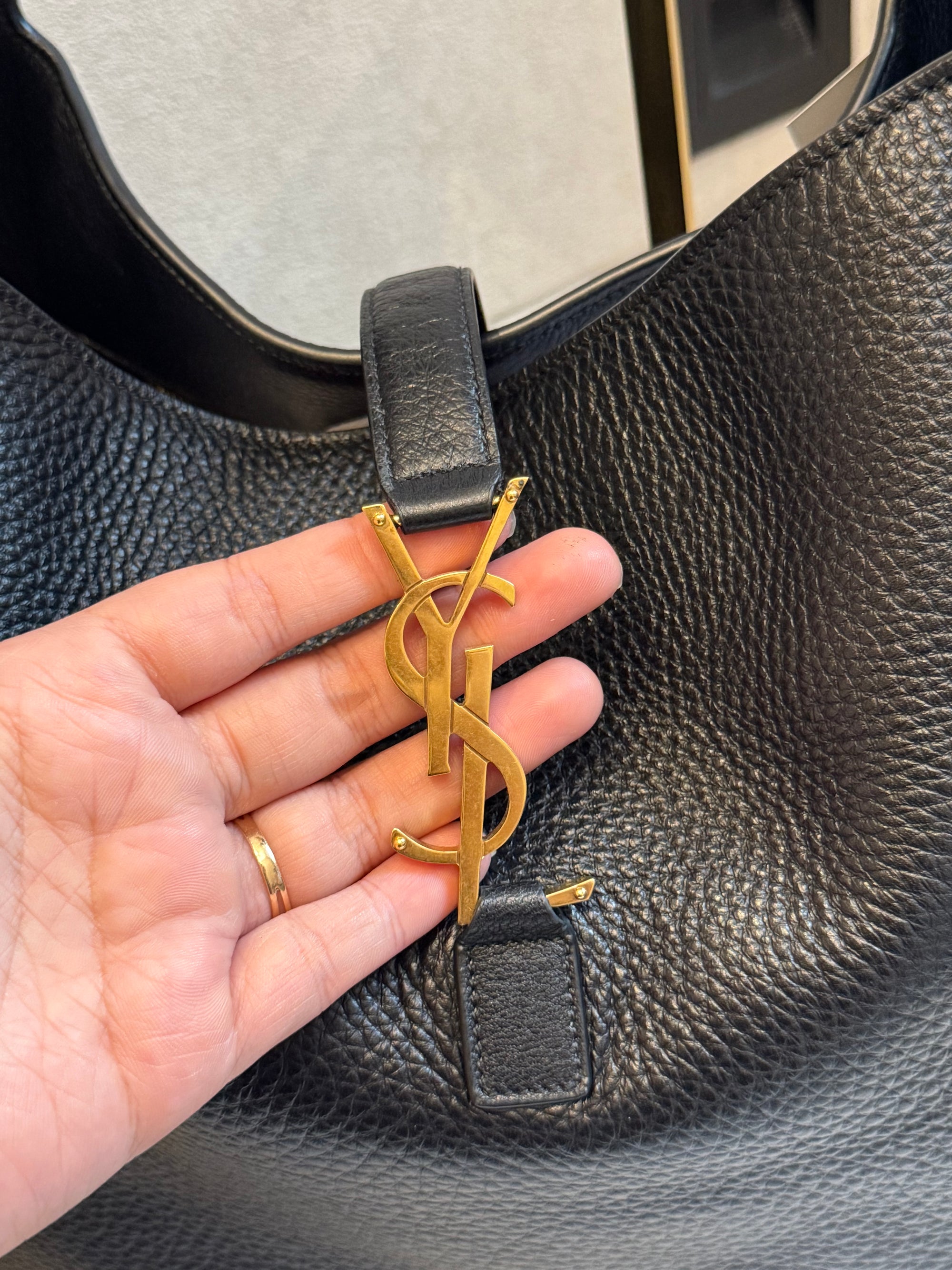 Saint Laurent  Le 5 À 7 Bea Hobo Bag