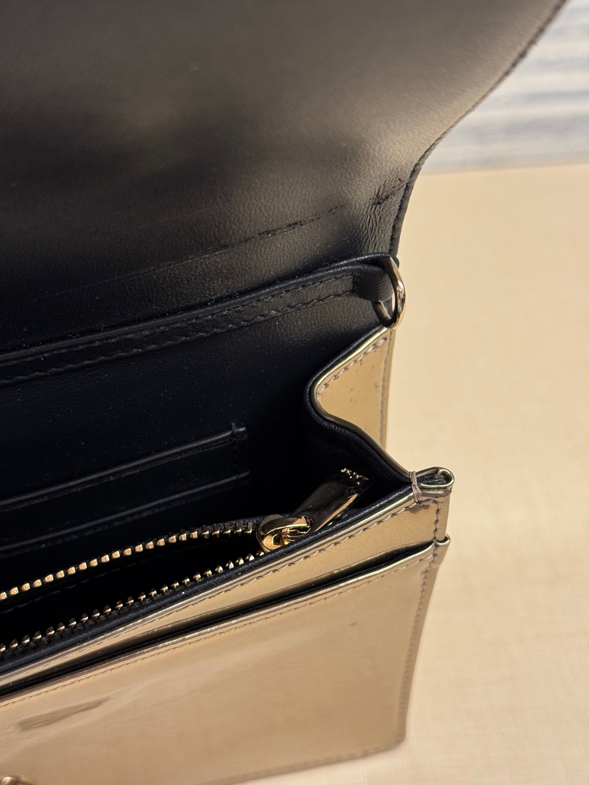 Diorama Wallet on chain Gold Patent
