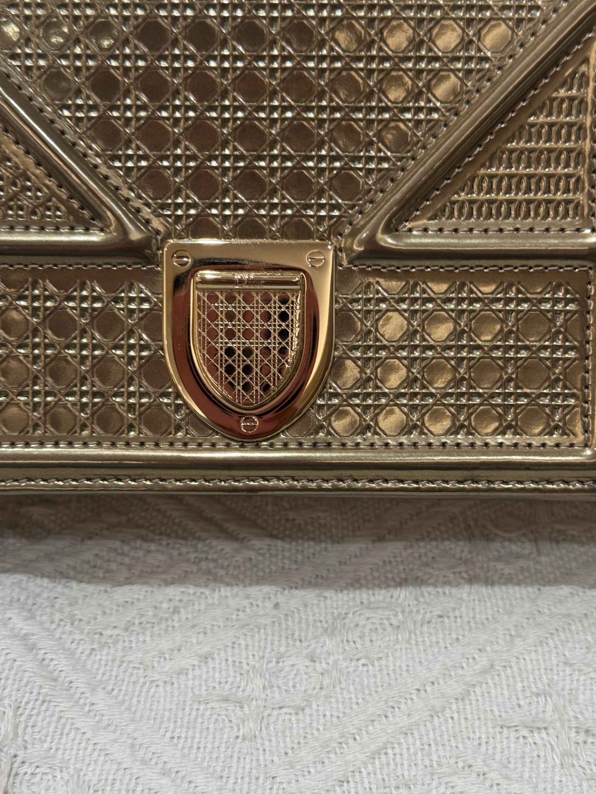 Diorama Wallet on chain Gold Patent
