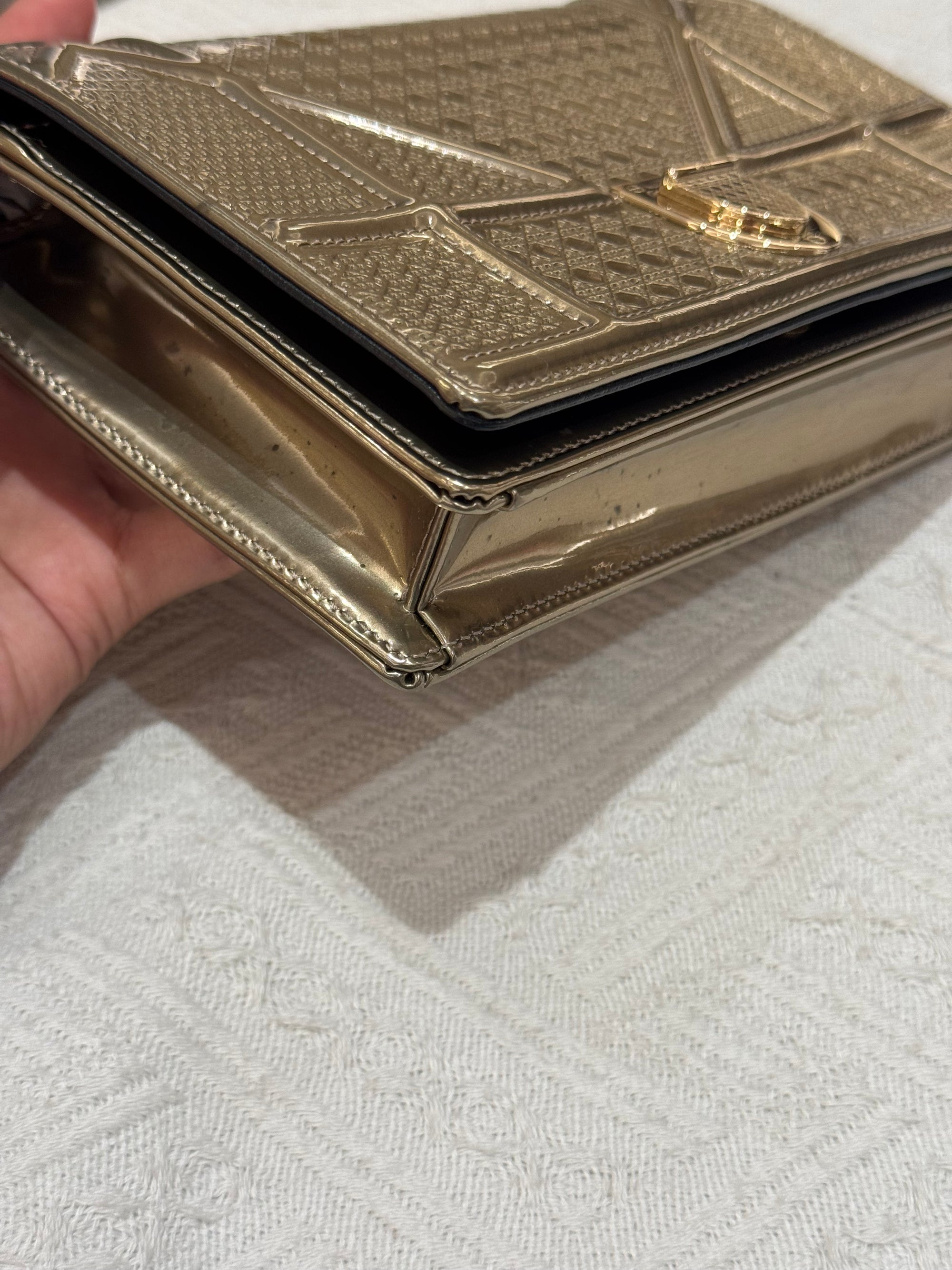 Diorama Wallet on chain Gold Patent