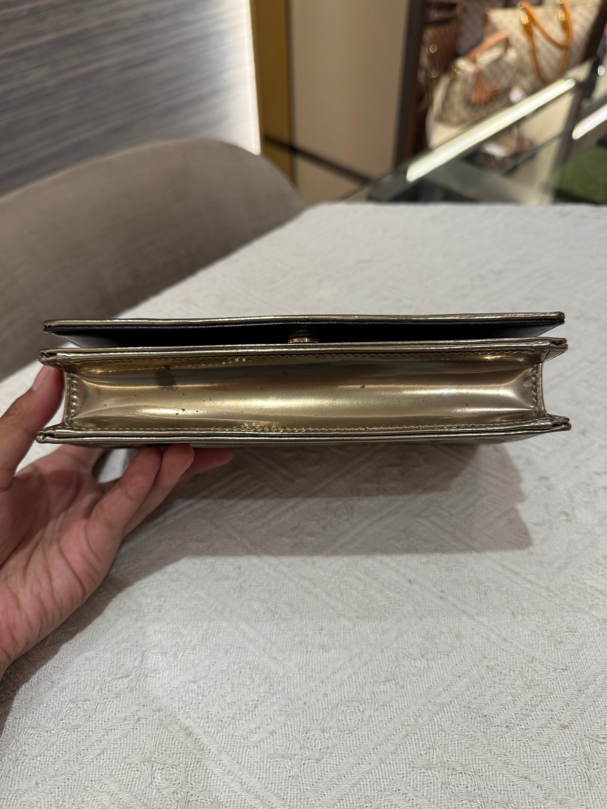 Diorama Wallet on chain Gold Patent