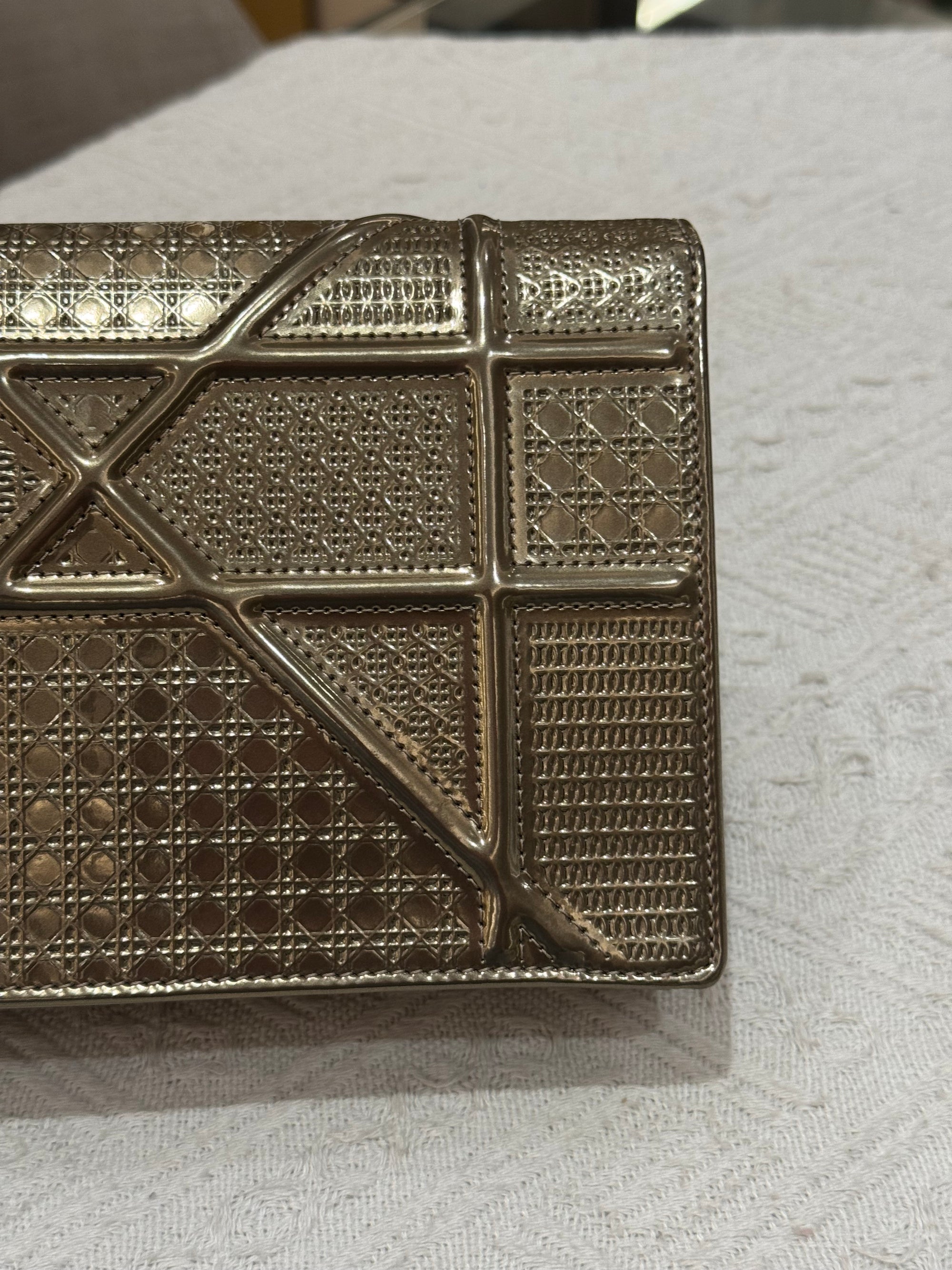 Diorama Wallet on chain Gold Patent