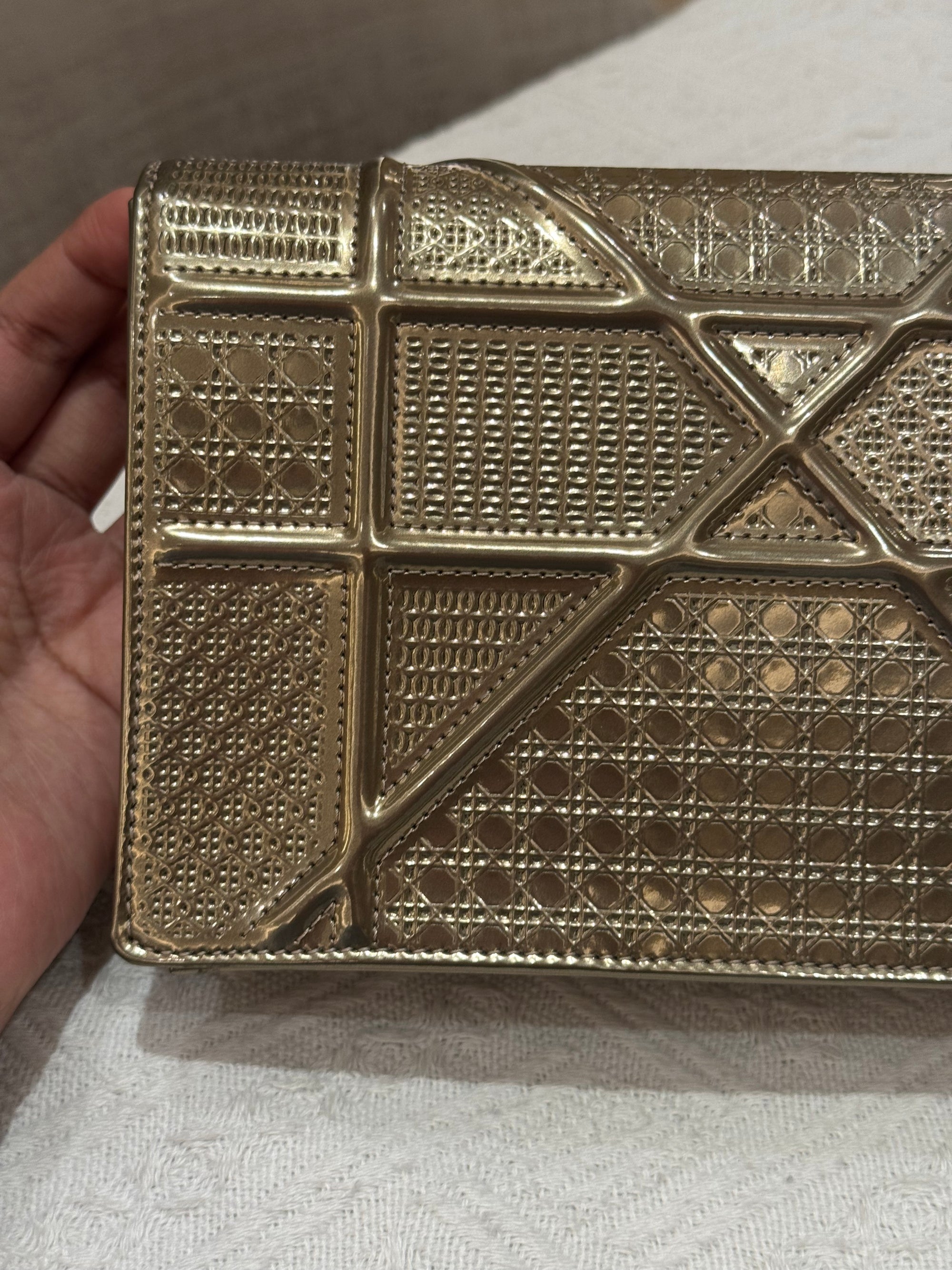 Diorama Wallet on chain Gold Patent