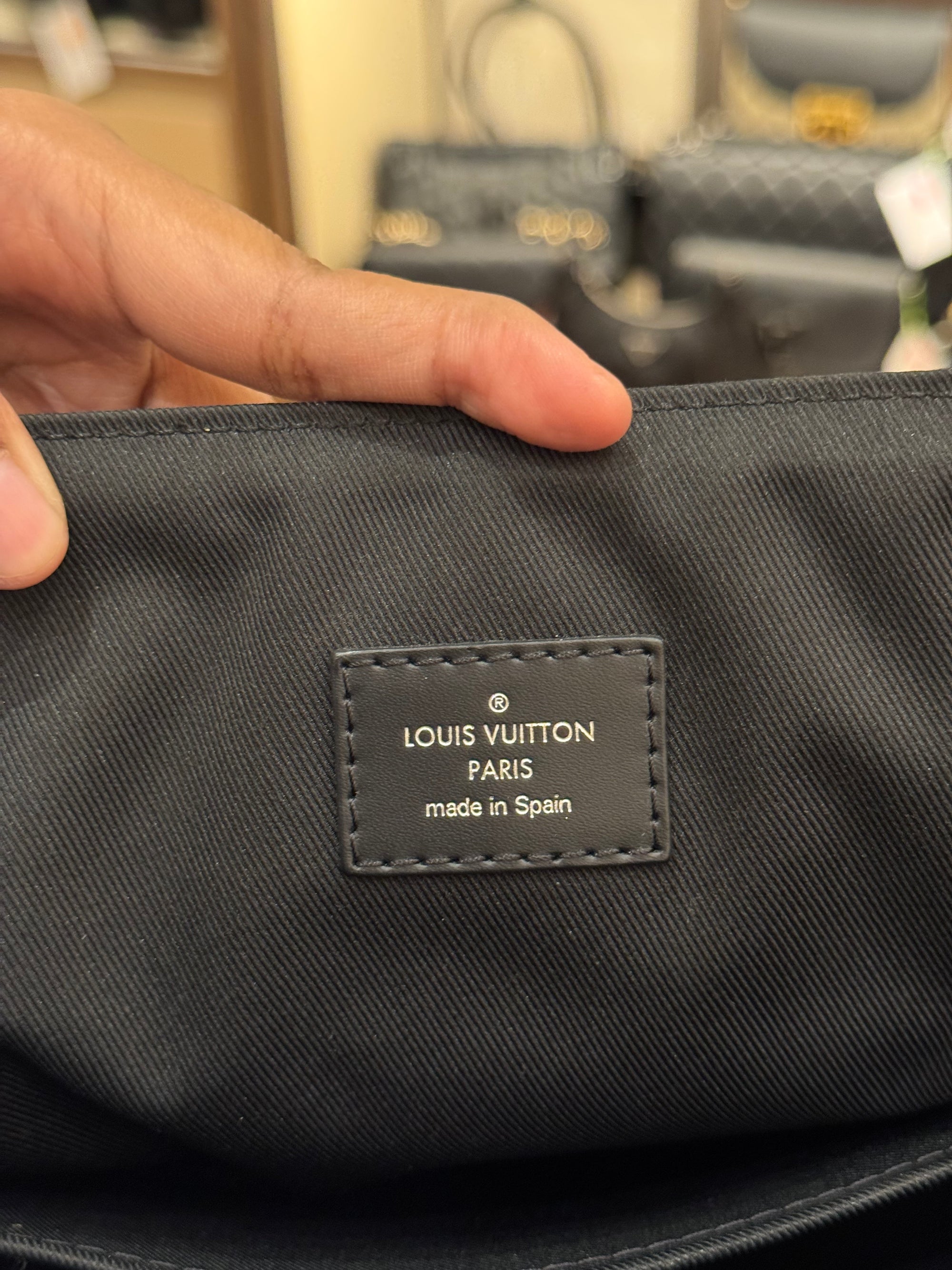 Louis Vuitton Mesenger Monogram Eclipse