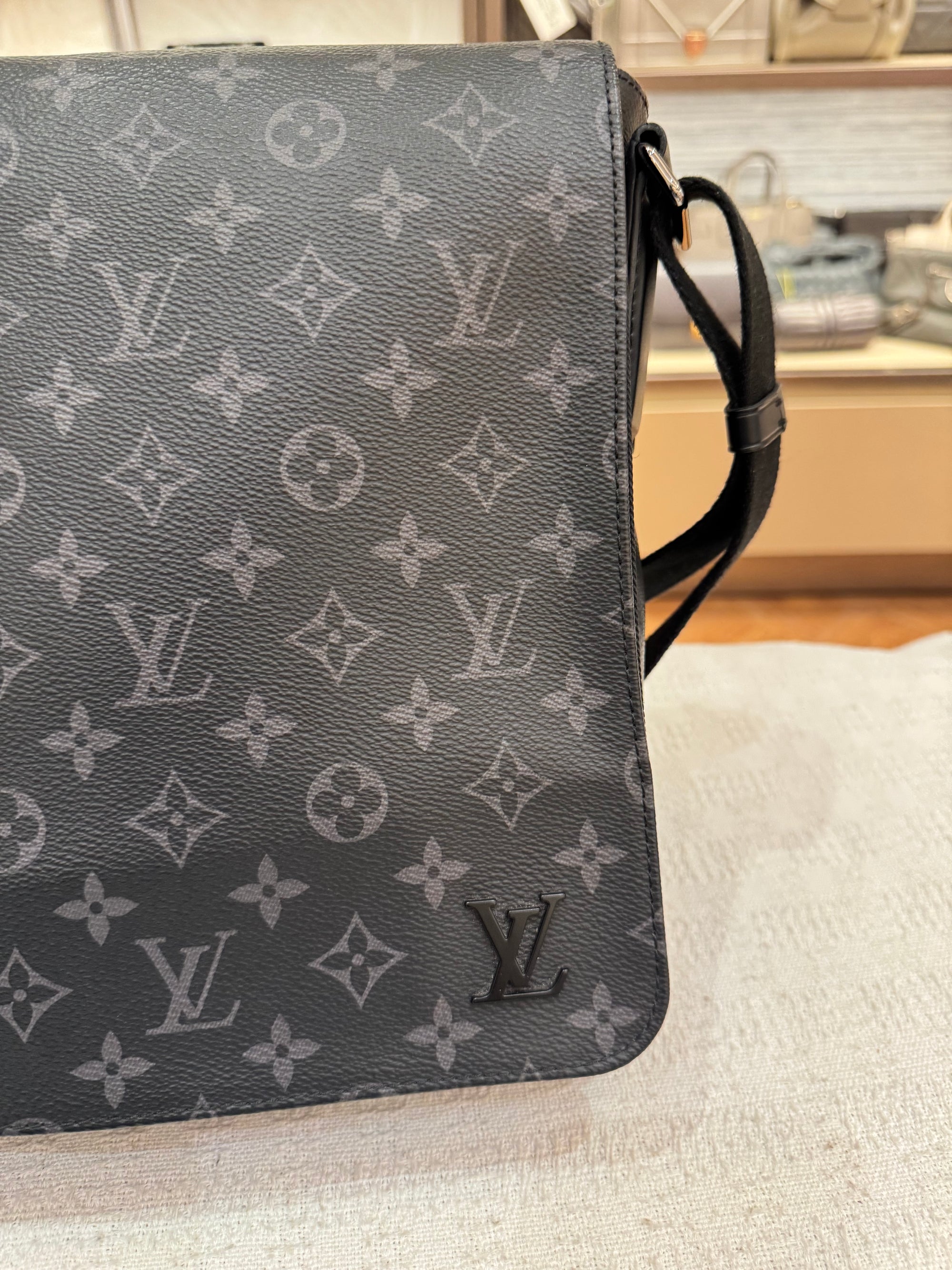 Louis Vuitton Mesenger Monogram Eclipse