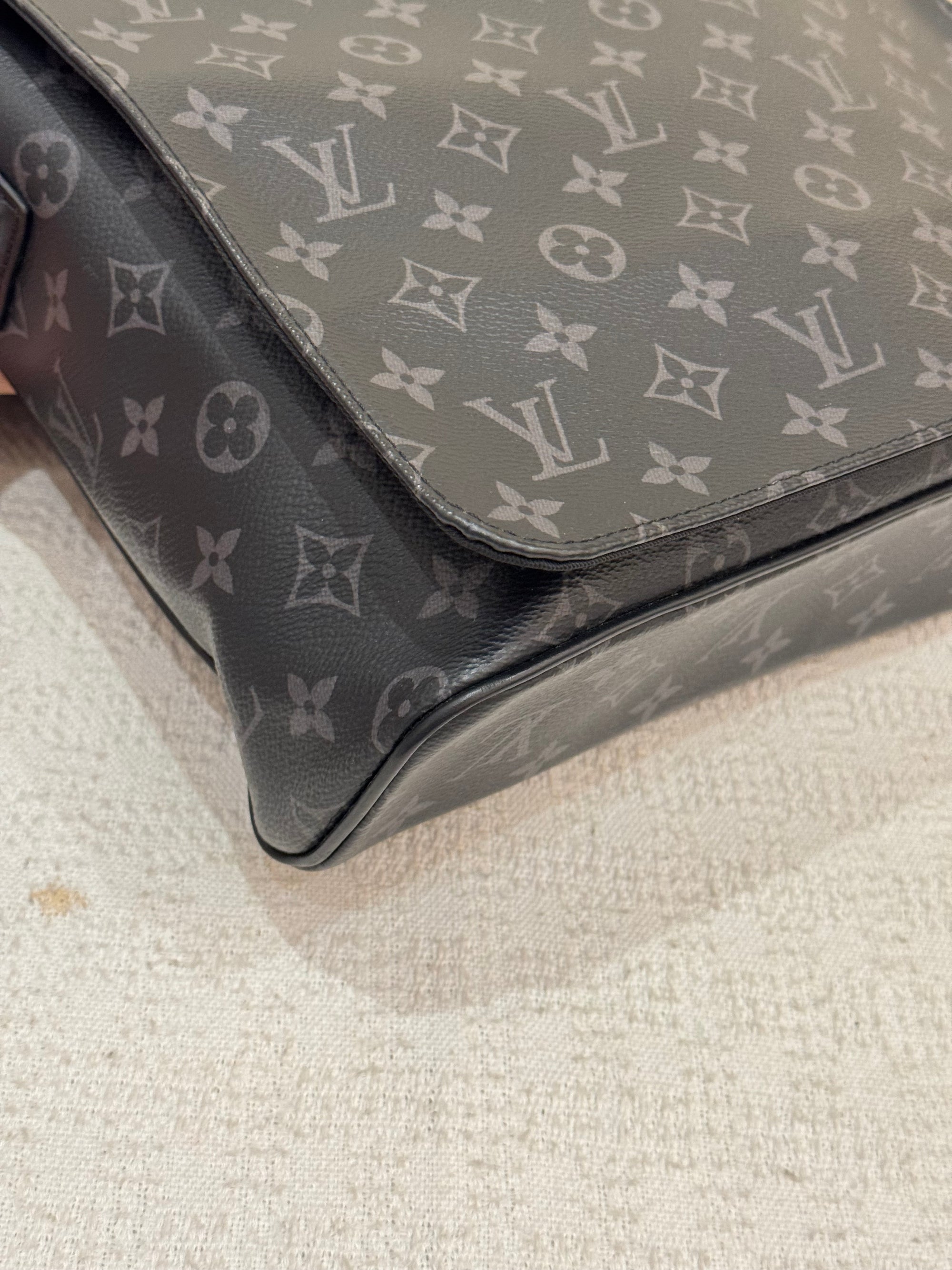 Louis Vuitton Mesenger Monogram Eclipse
