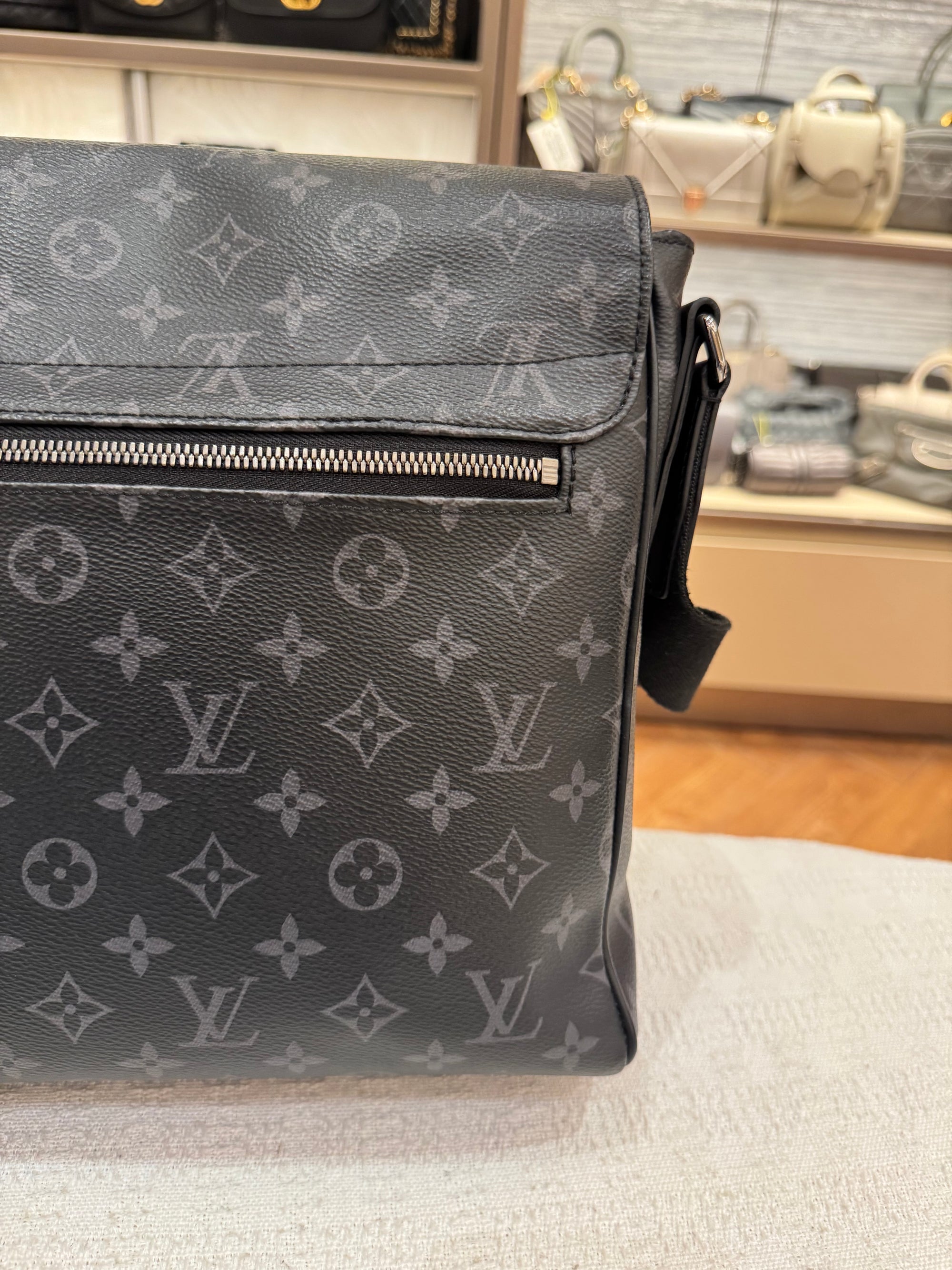 Louis Vuitton Mesenger Monogram Eclipse