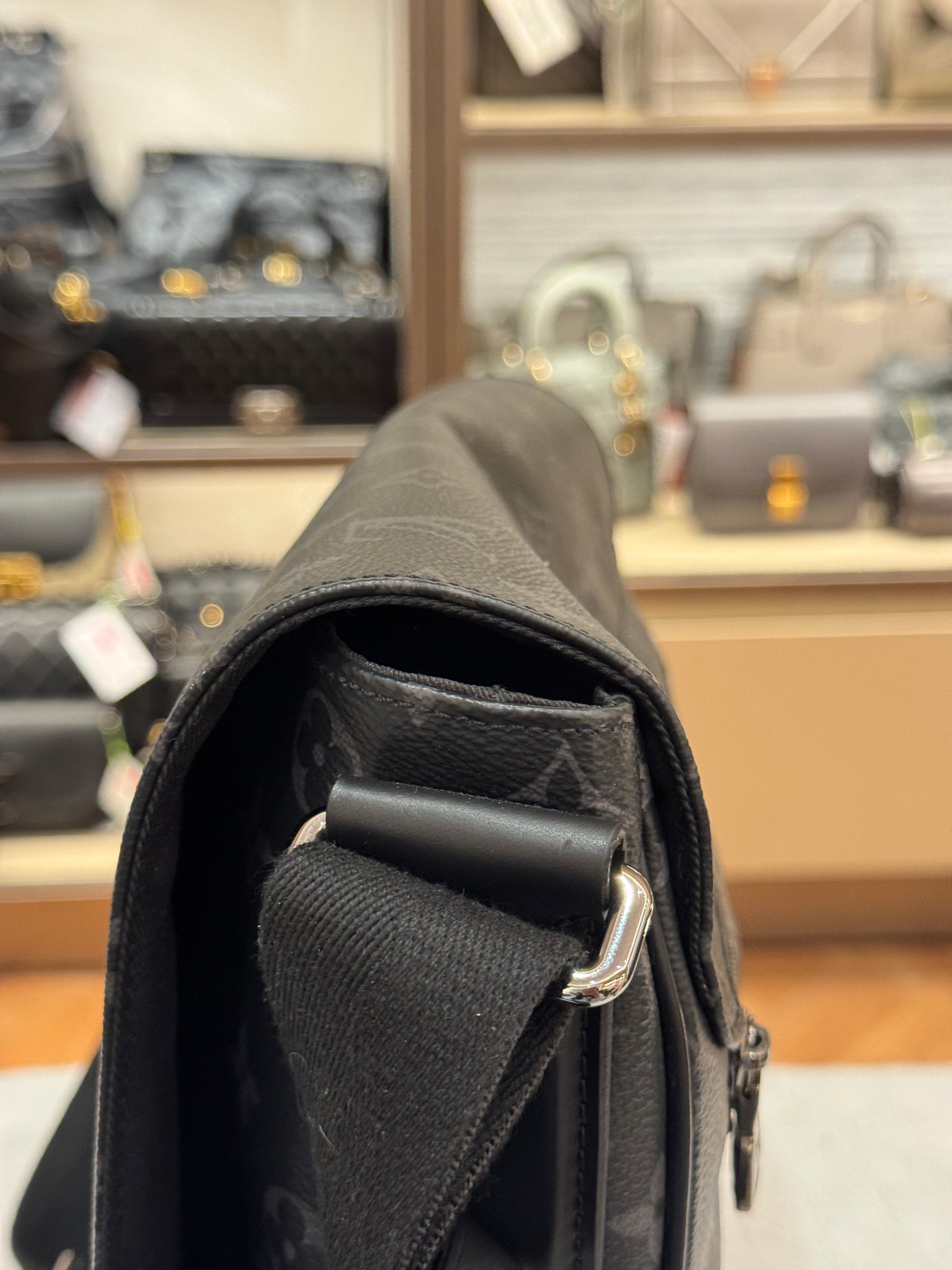 Louis Vuitton Mesenger Monogram Eclipse