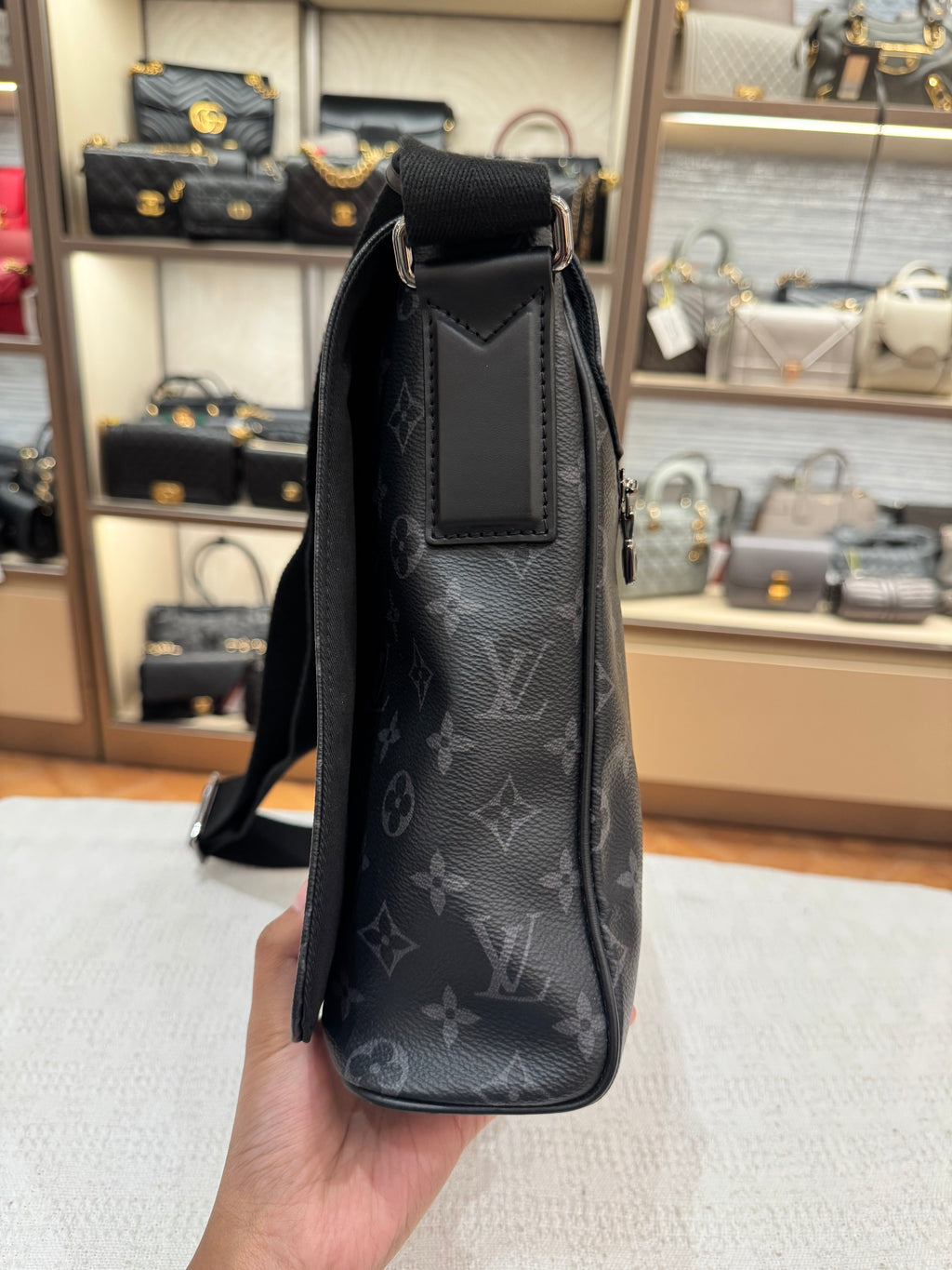 Louis Vuitton Mesenger Monogram Eclipse