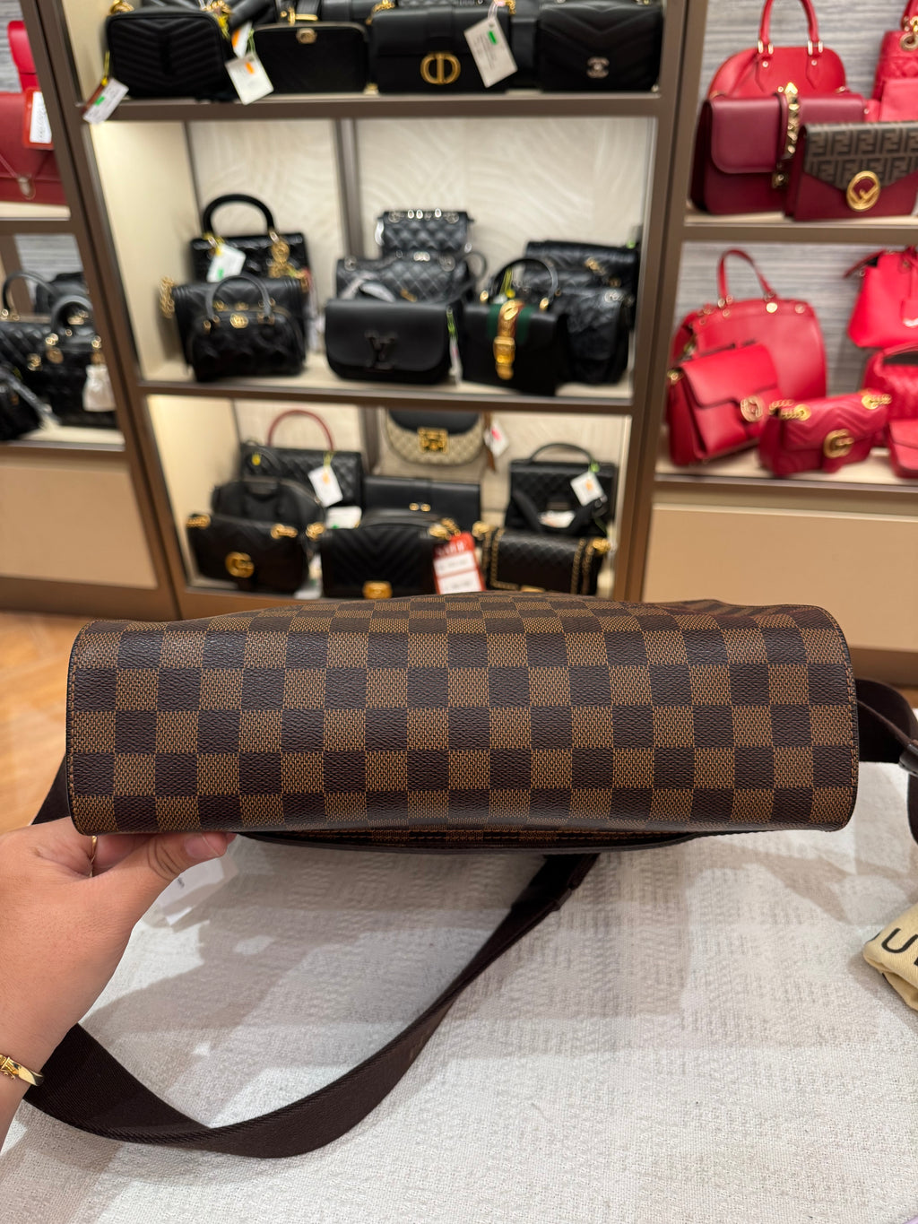 Louis Vuitton Shelton MM Damier