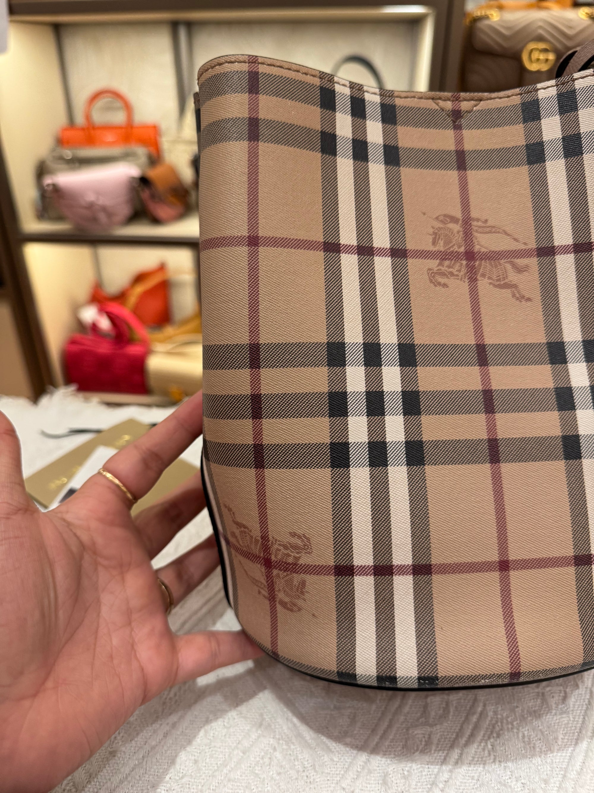Burberry Bucket Light Edlerberry