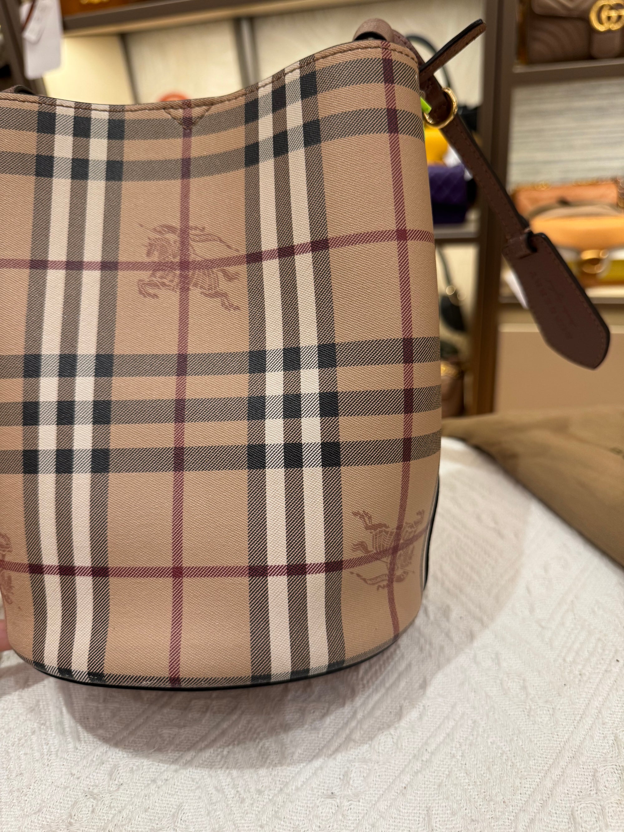 Burberry Bucket Light Edlerberry
