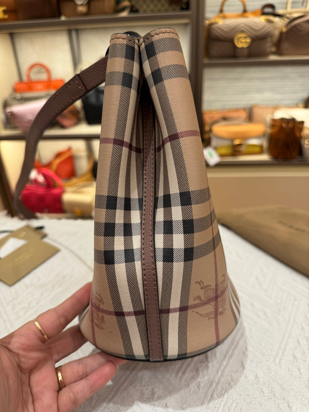 Burberry Bucket Light Edlerberry