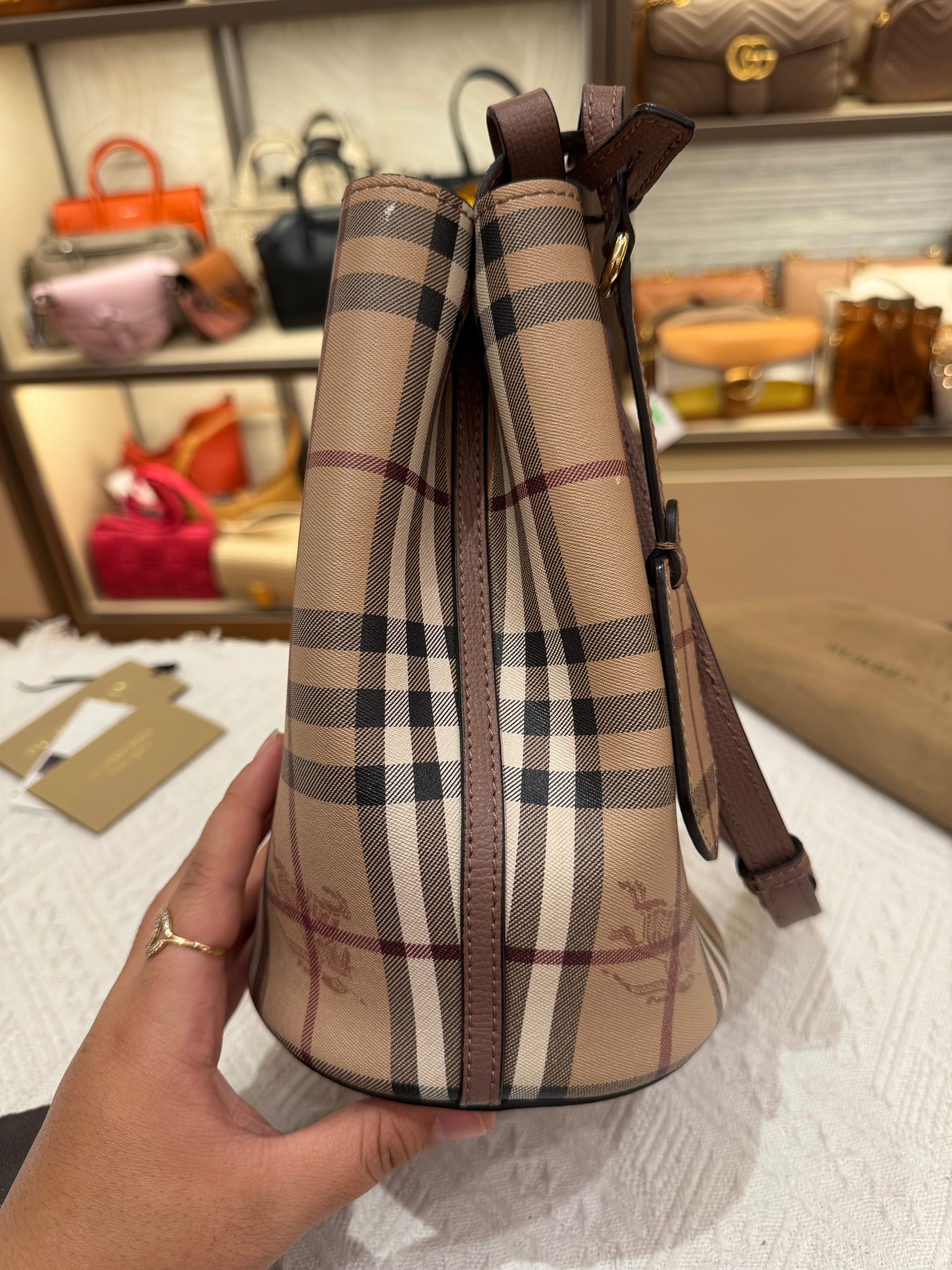 Burberry Bucket Light Edlerberry