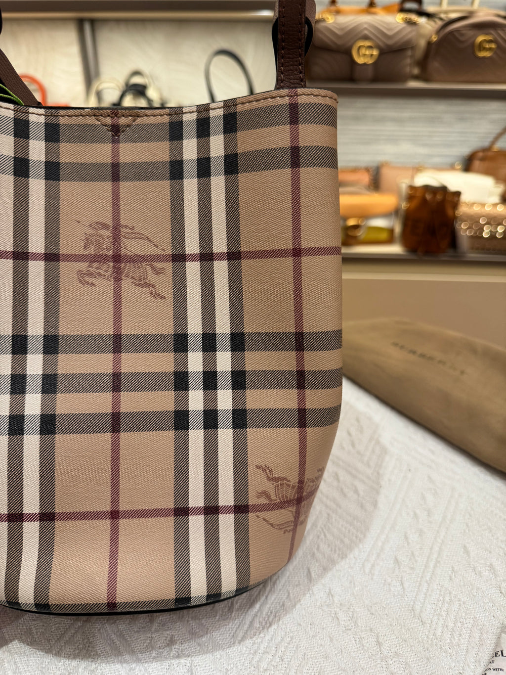 Burberry Bucket Light Edlerberry