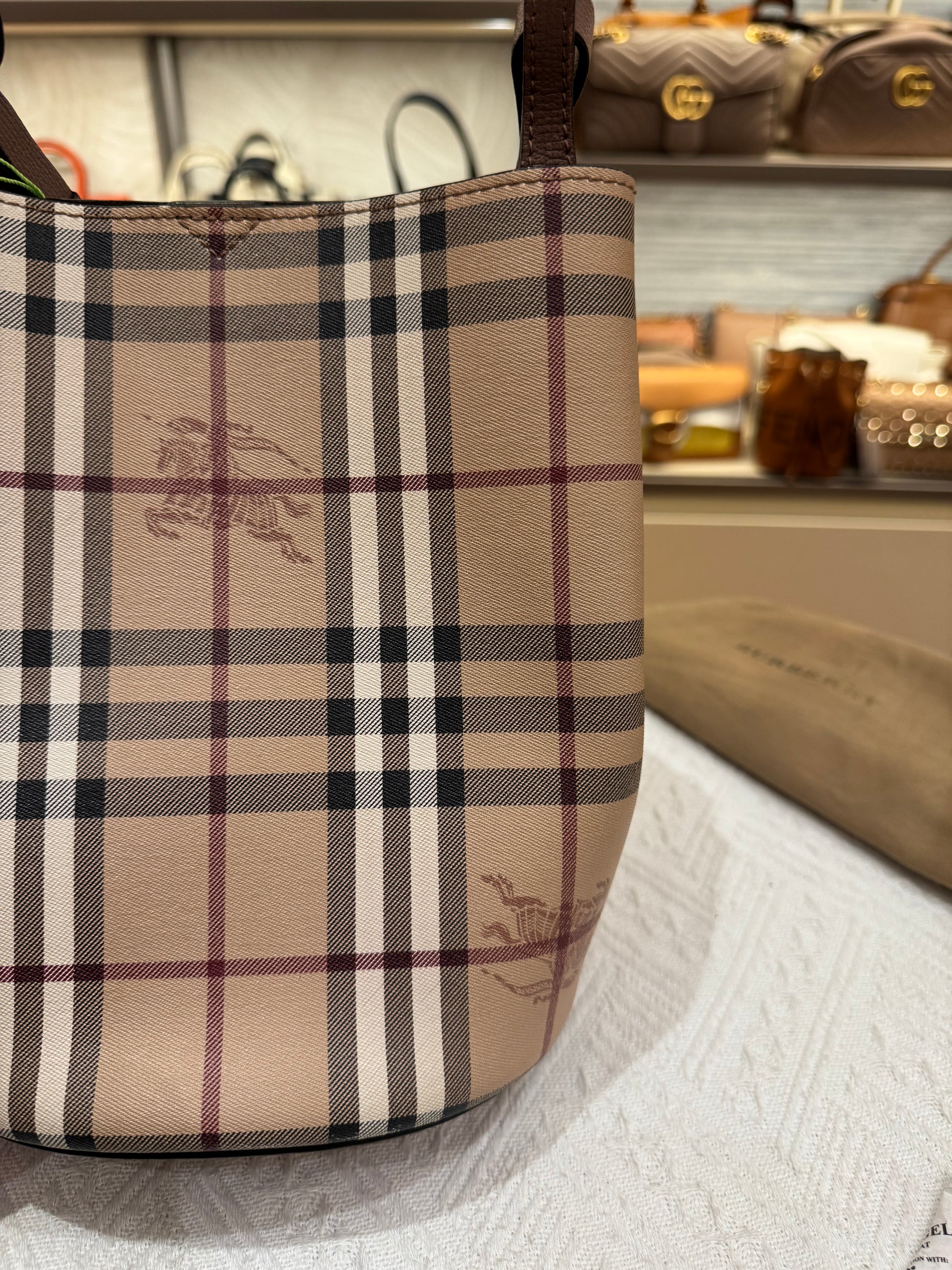 Burberry Bucket Light Edlerberry