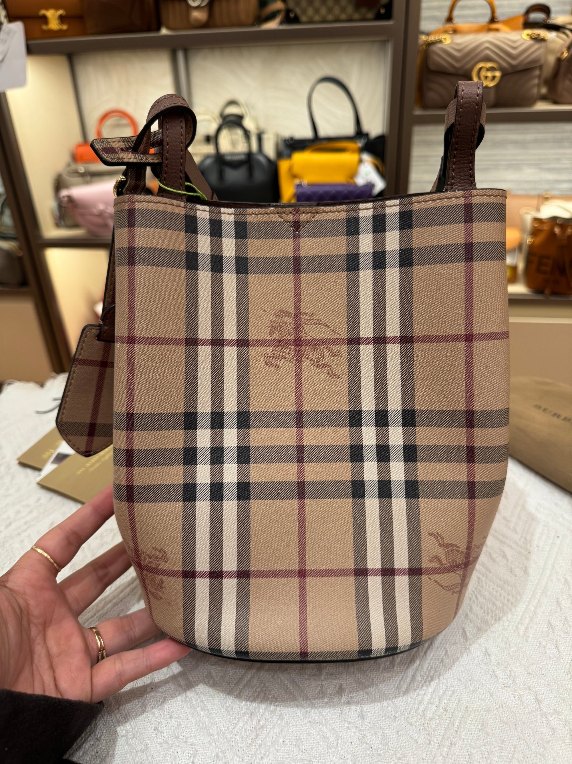 Burberry Bucket Light Edlerberry