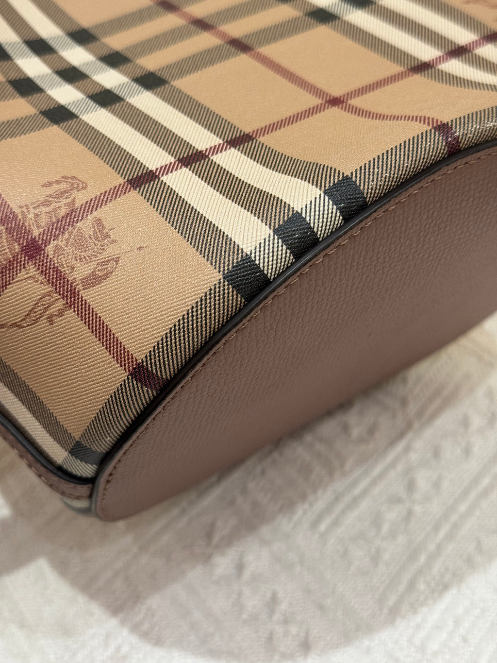 Burberry Bucket Light Edlerberry