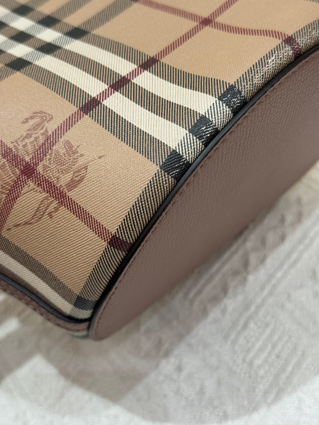 Burberry Bucket Light Edlerberry