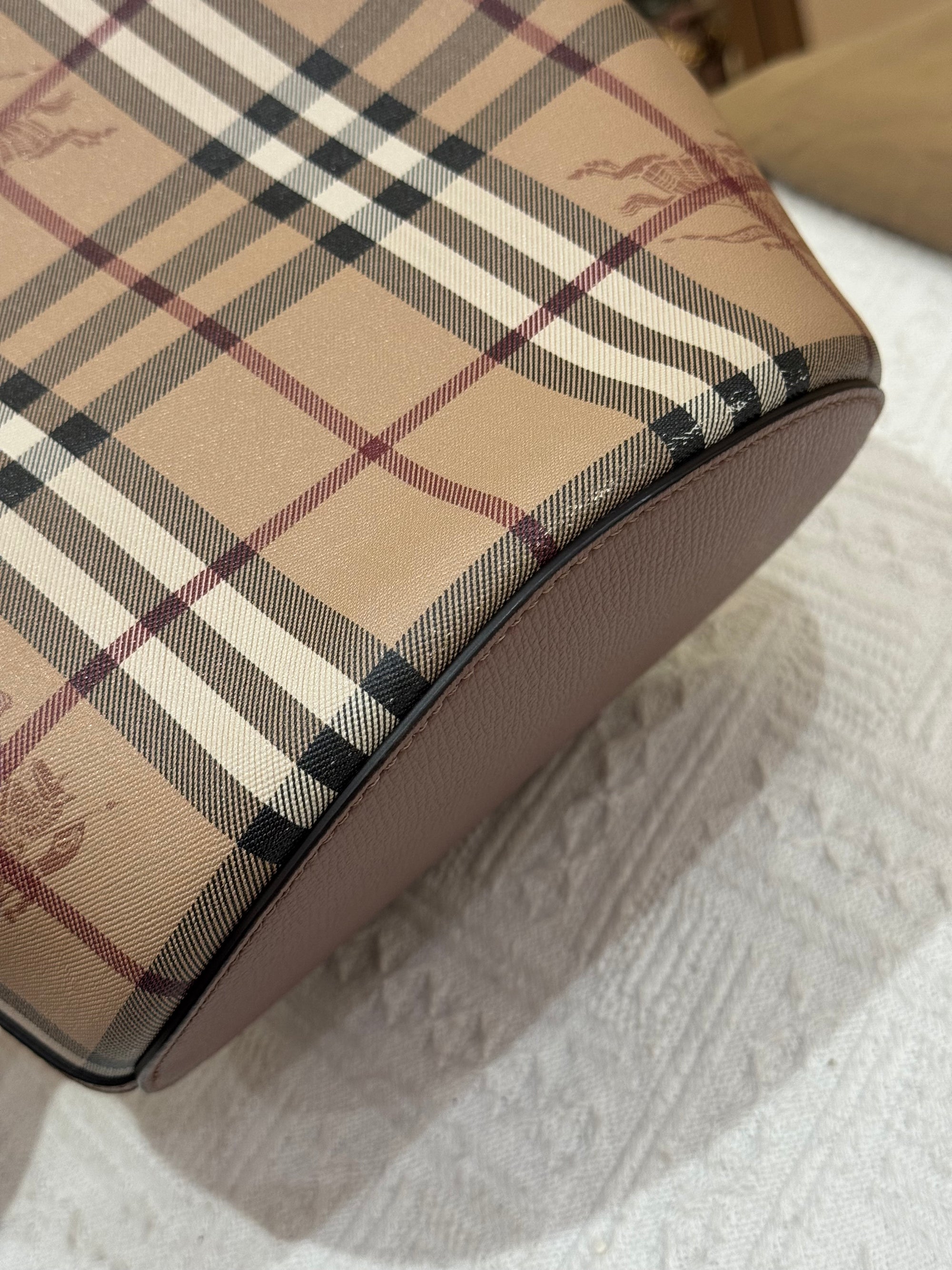 Burberry Bucket Light Edlerberry