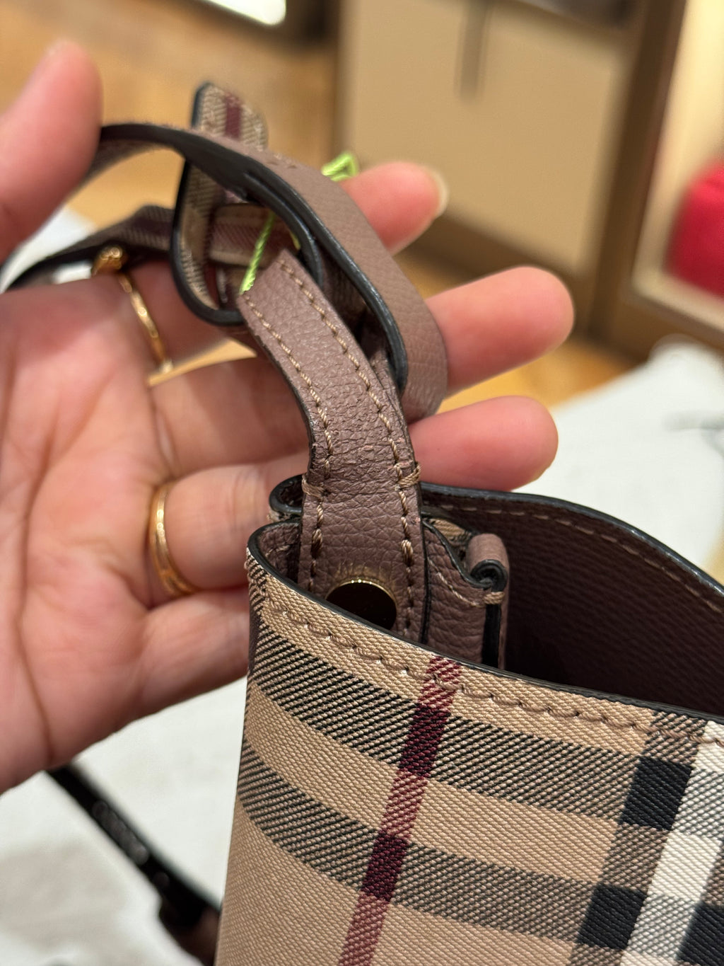 Burberry Bucket Light Edlerberry