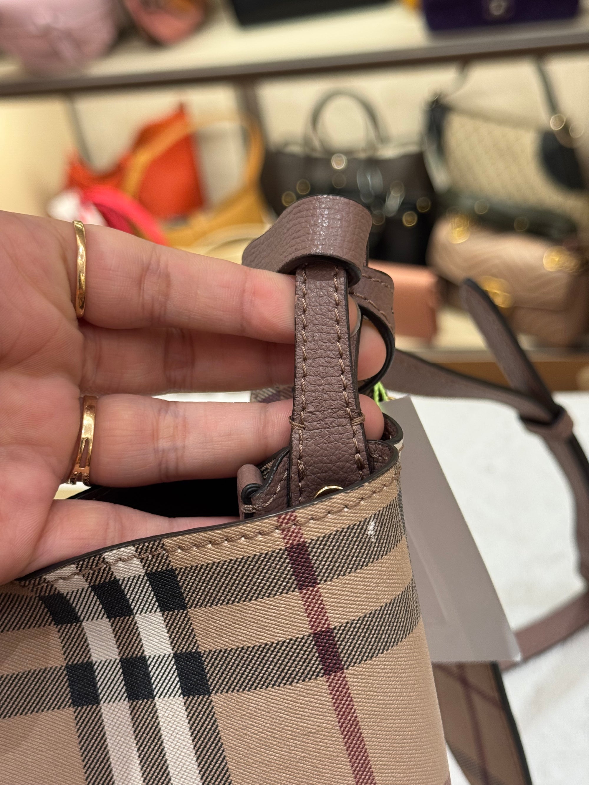 Burberry Bucket Light Edlerberry