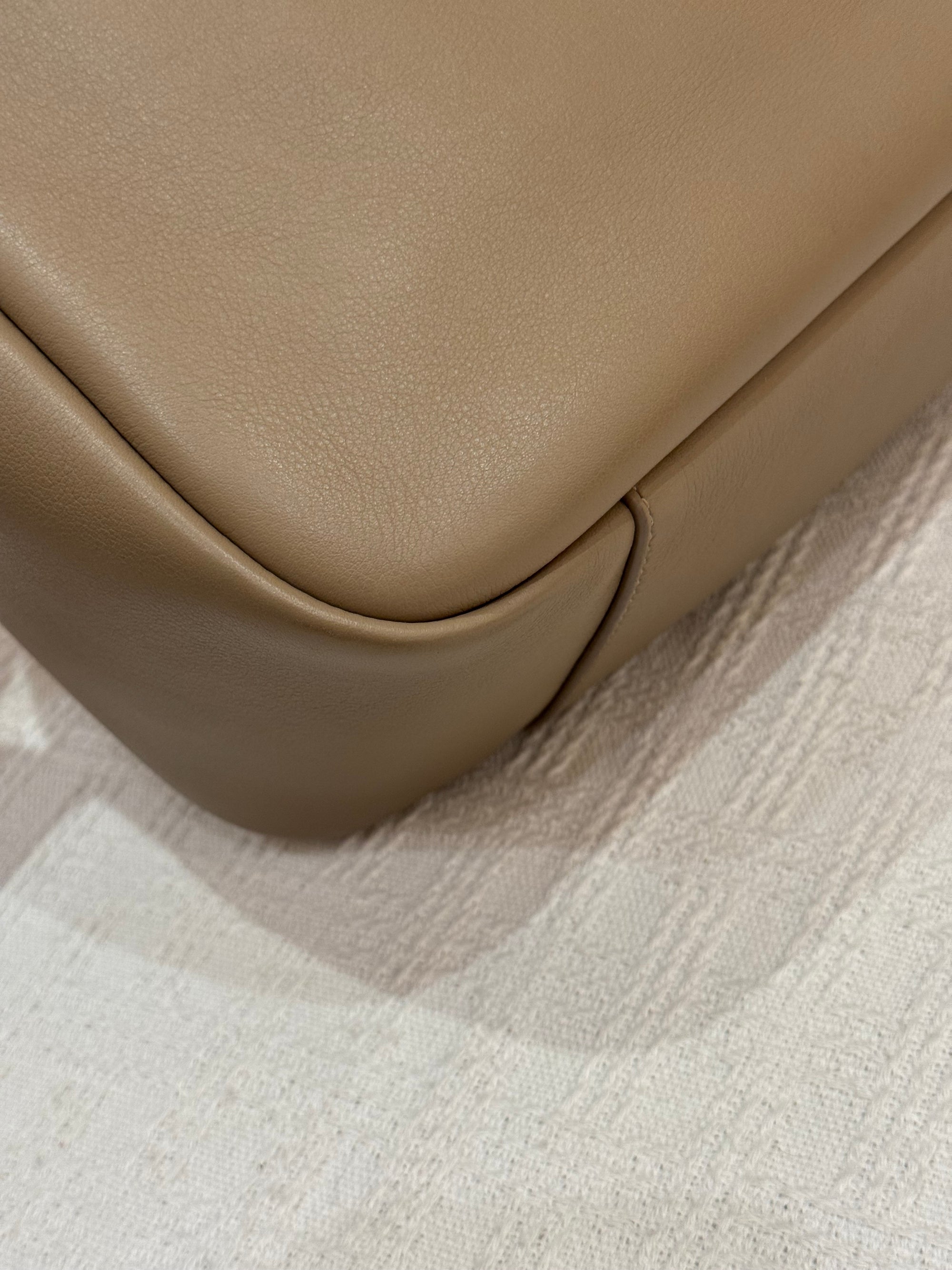 Saint Laurent LE5A7 Hobo