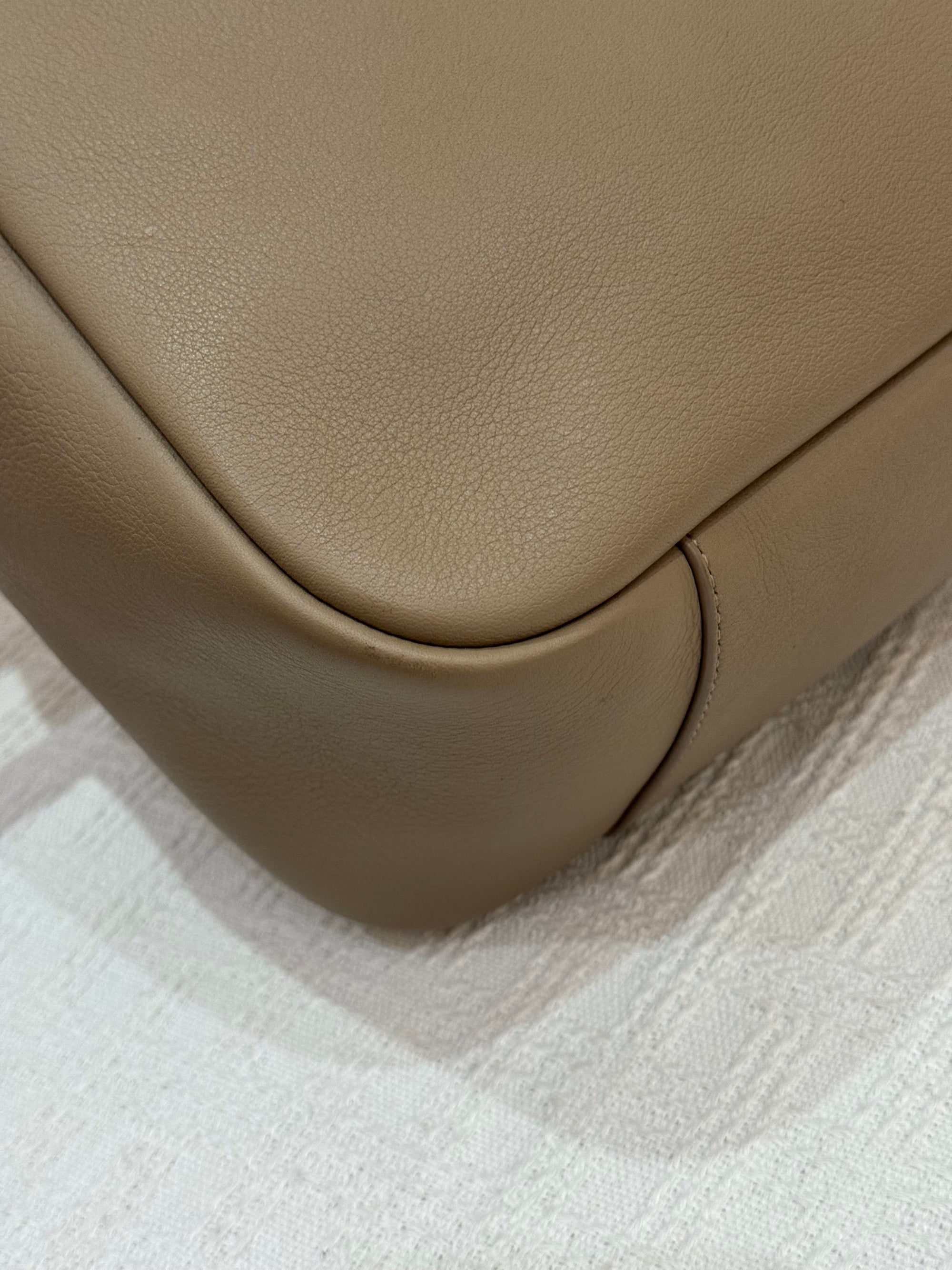 Saint Laurent LE5A7 Hobo