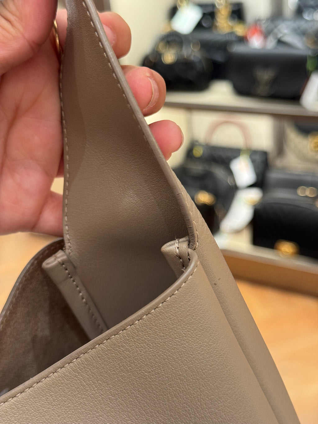 Saint Laurent LE5A7 Hobo