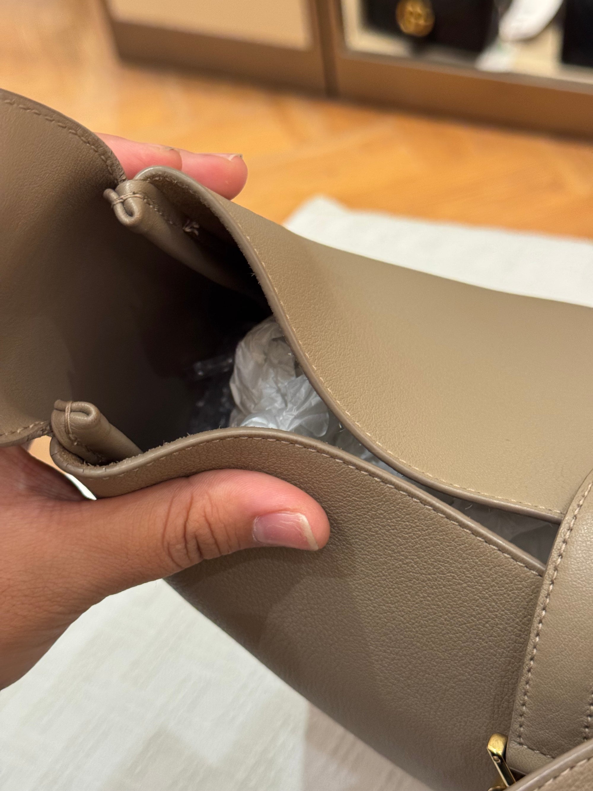 Saint Laurent LE5A7 Hobo
