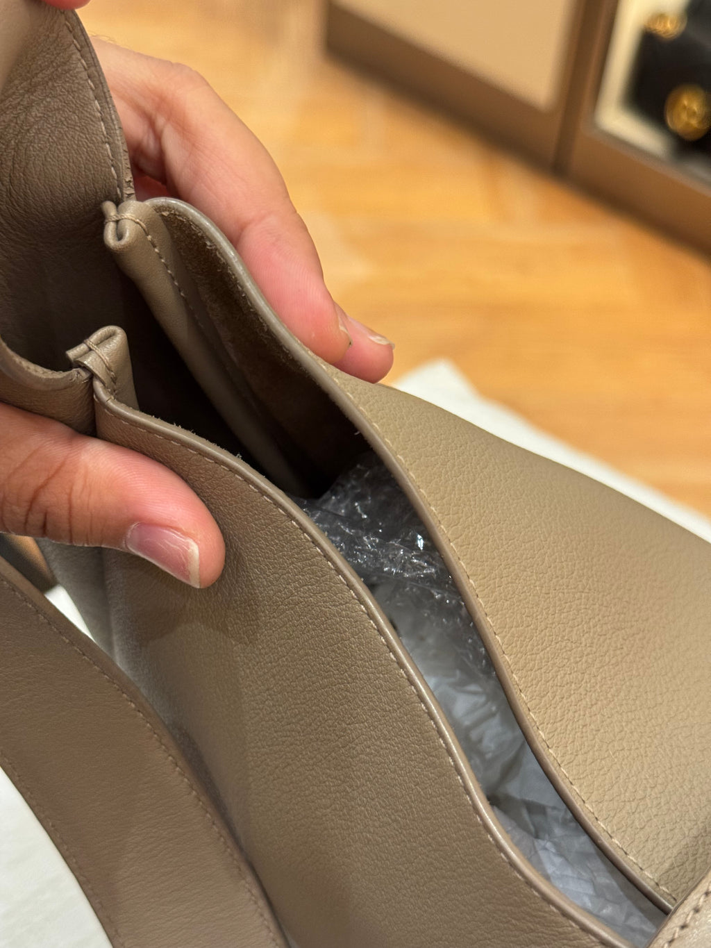 Saint Laurent LE5A7 Hobo