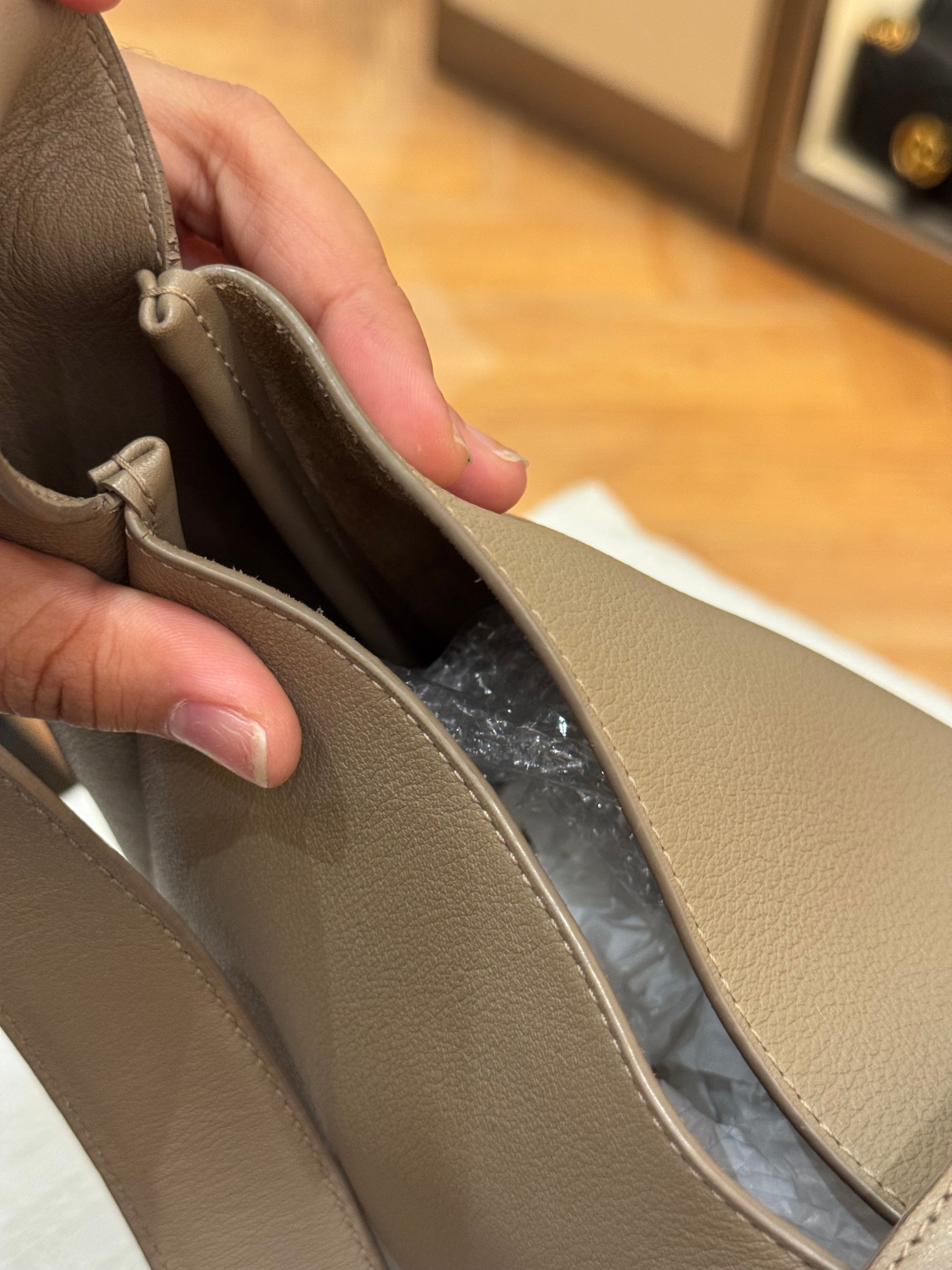 Saint Laurent LE5A7 Hobo