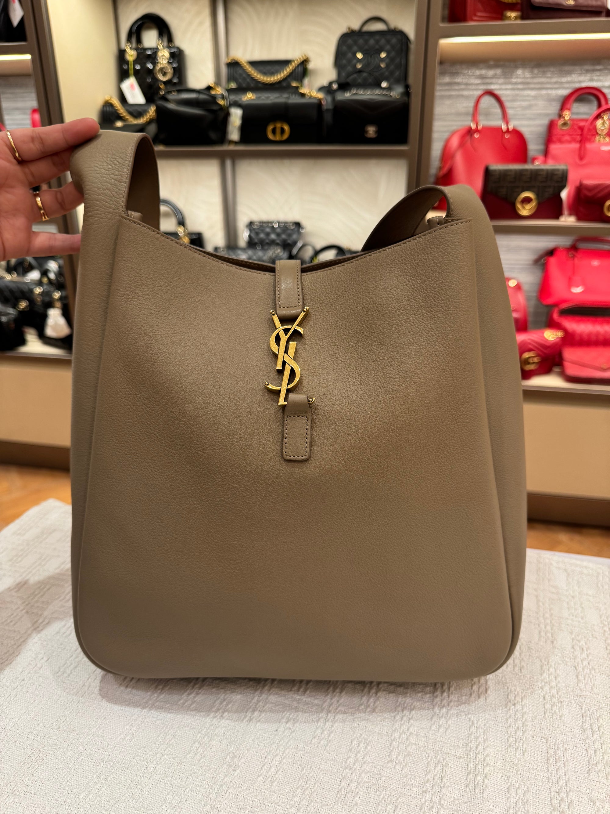 Saint Laurent LE5A7 Hobo