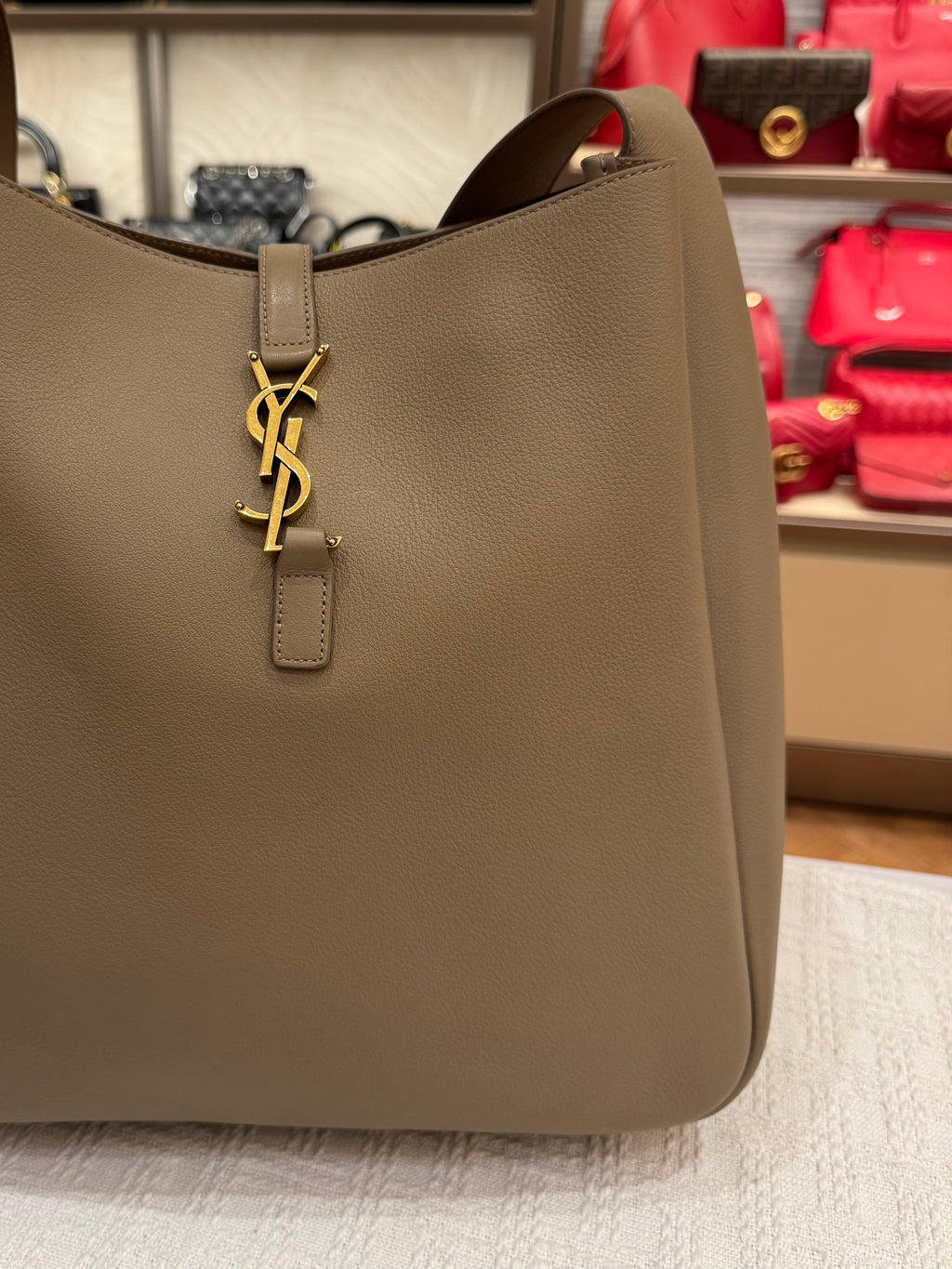 Saint Laurent LE5A7 Hobo